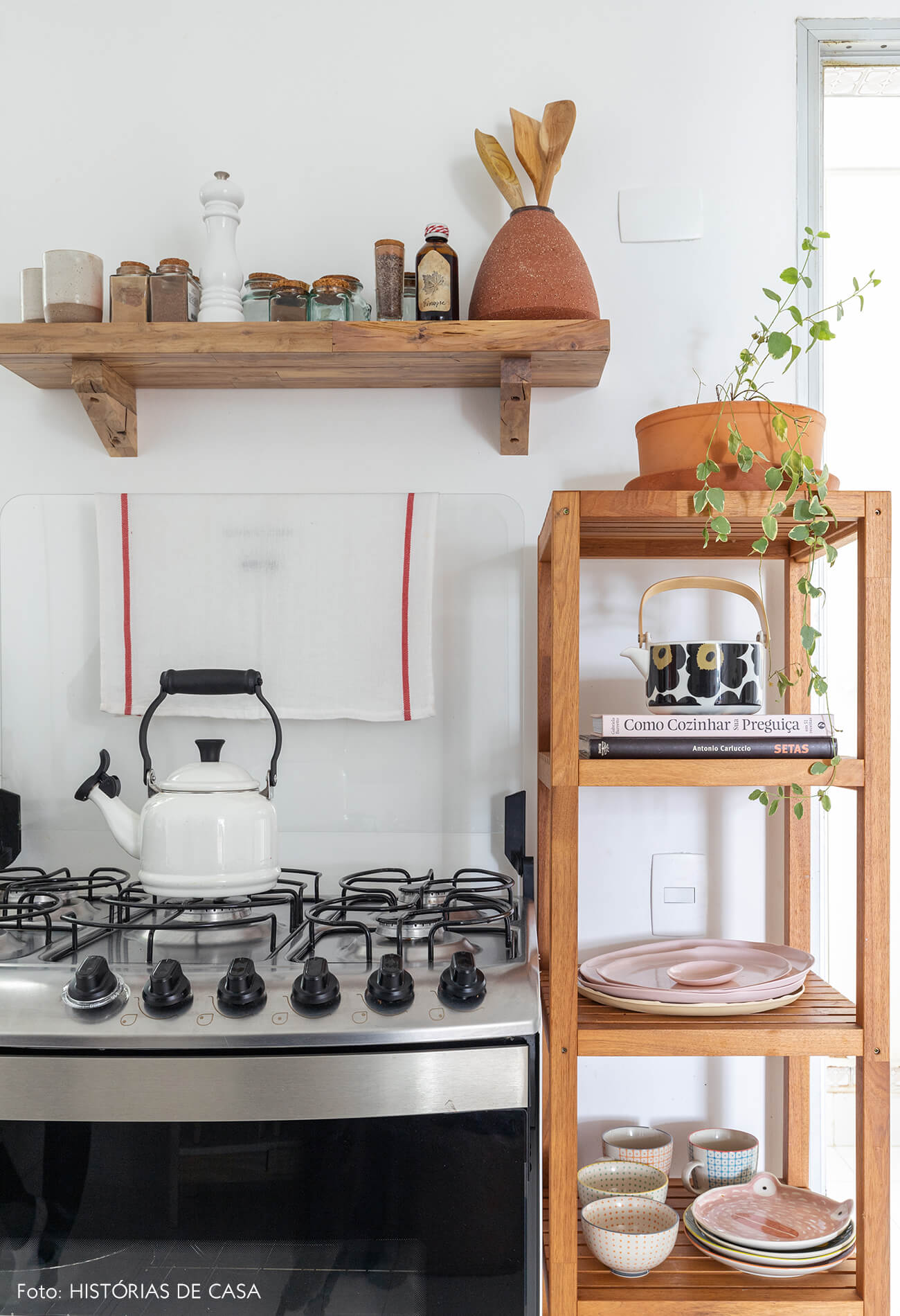 vanessa-decoração-ap-33-cozinha-com-estante-de-madeira