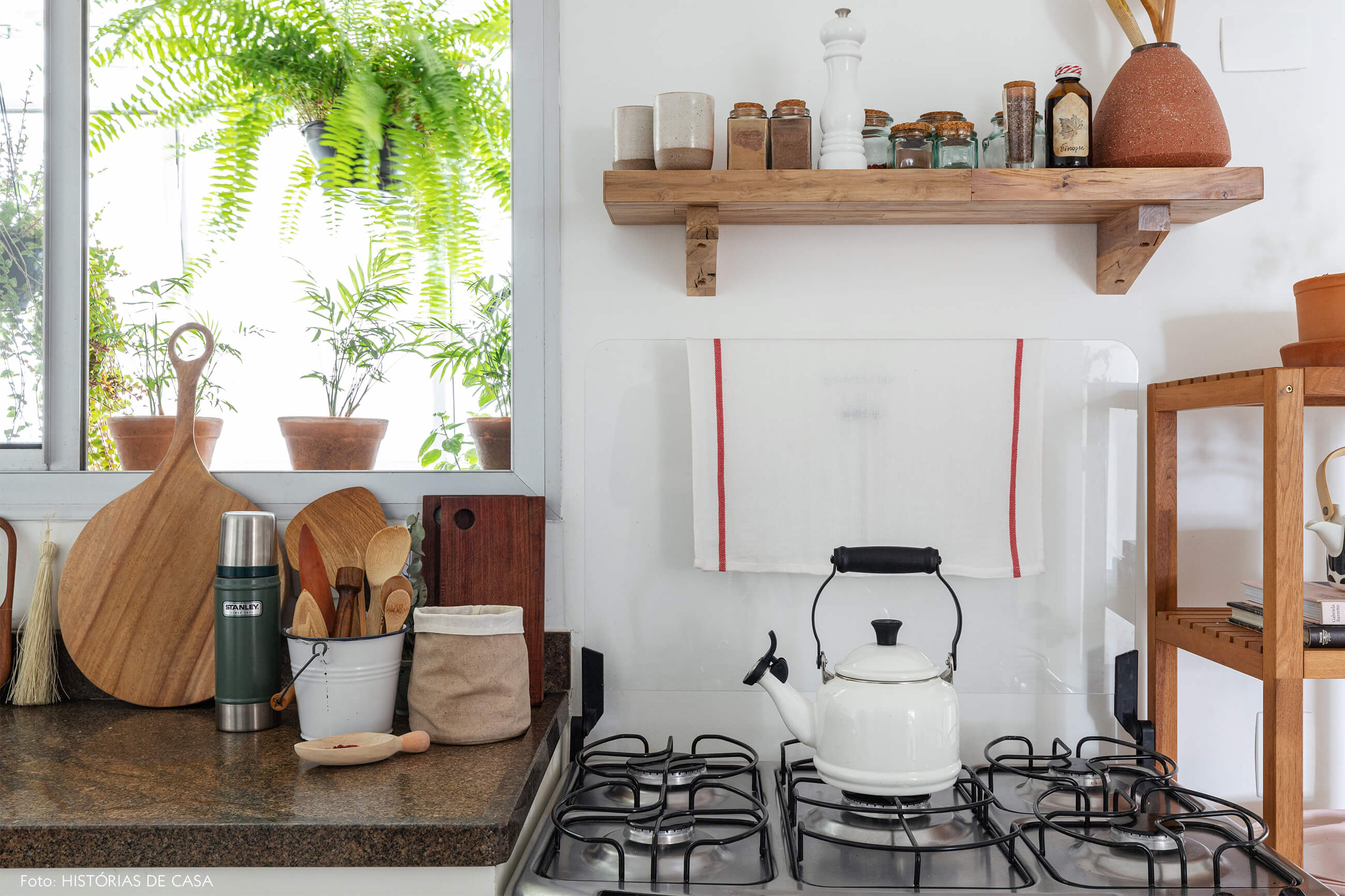 vanessa-decoração-ap-34-cozinha-com-estante-de-madeira
