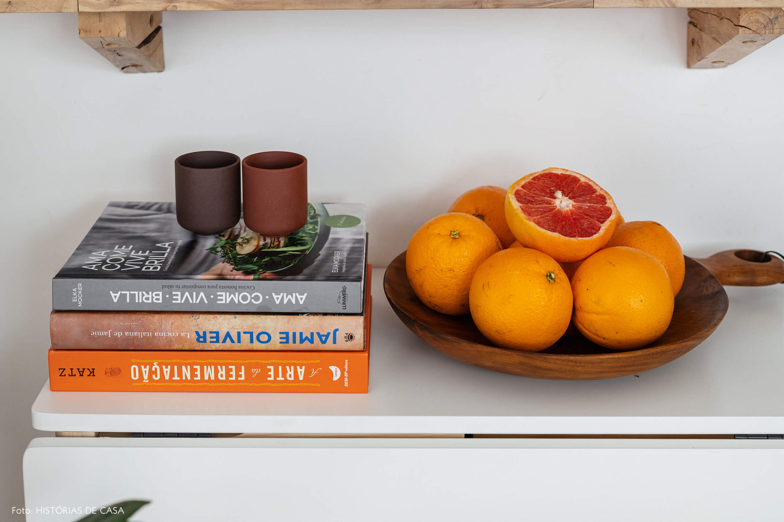 vanessa-decoração-ap-35-detalhes-itens-na-mesa-branca-cozinha