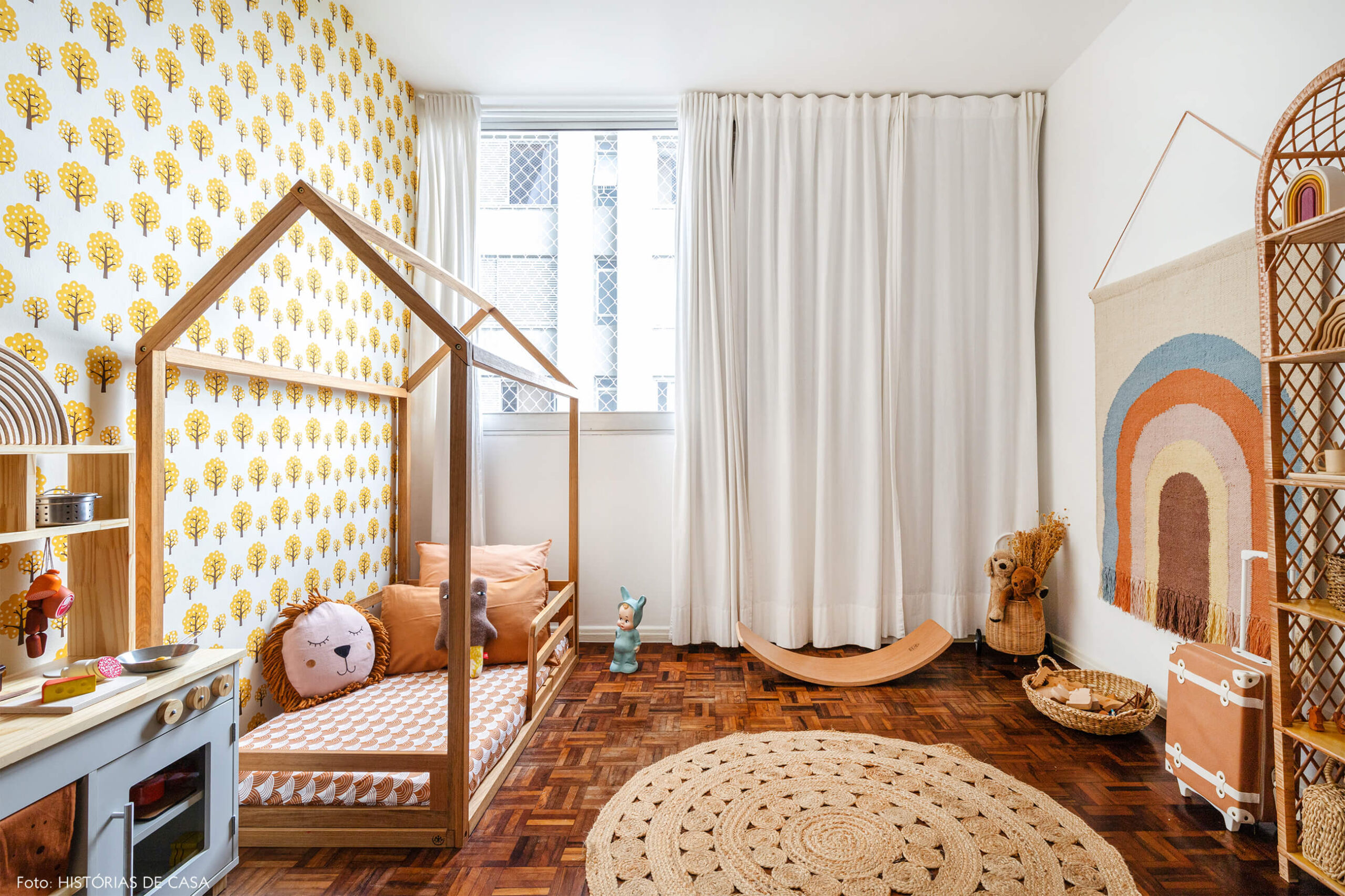 vanessa-decoração-ap-47-quarto-criança-com-papel-de-parede-e-cama-madeira-casinha