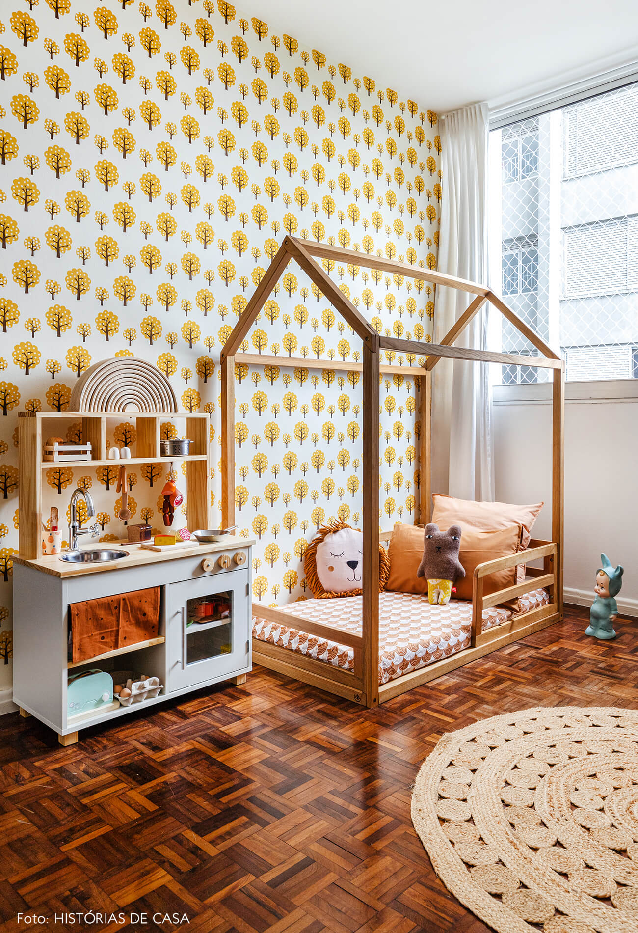 vanessa-decoração-ap-48-quarto-infantil-papel-de-parede-e-cama-madeira-casinha