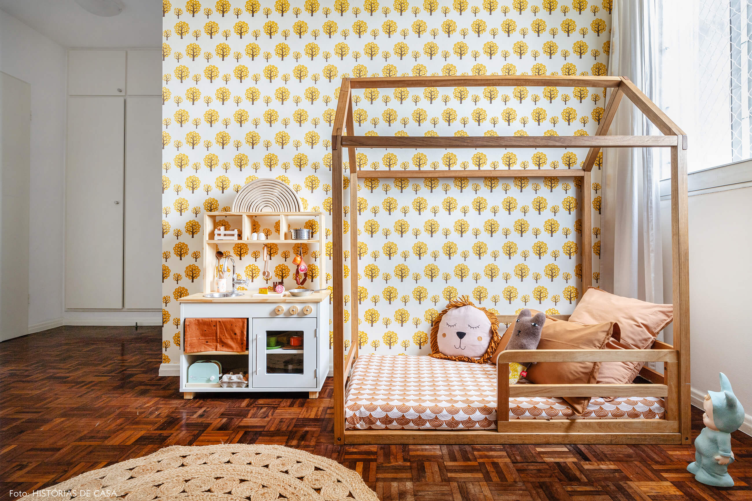 vanessa-decoração-ap-49-quarto-criança-com-papel-de-parede-e-cama-madeira-casinha