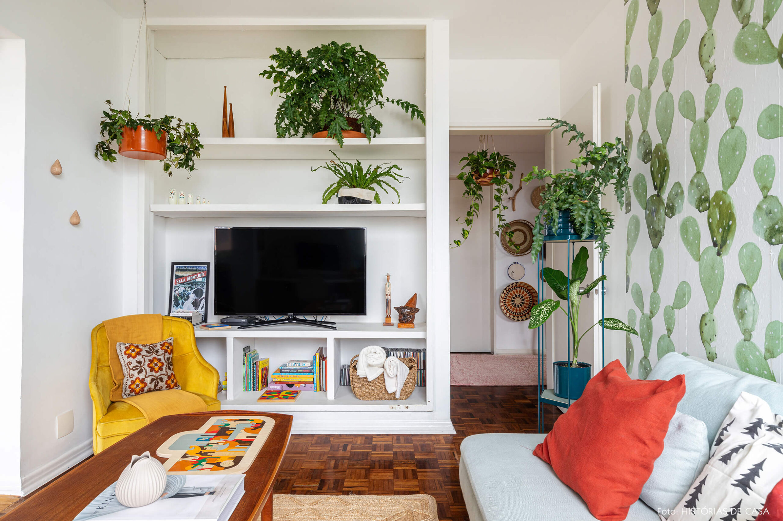 anessa-decoração-ap-5-sala-tv-com-papel-de-parede-plantas