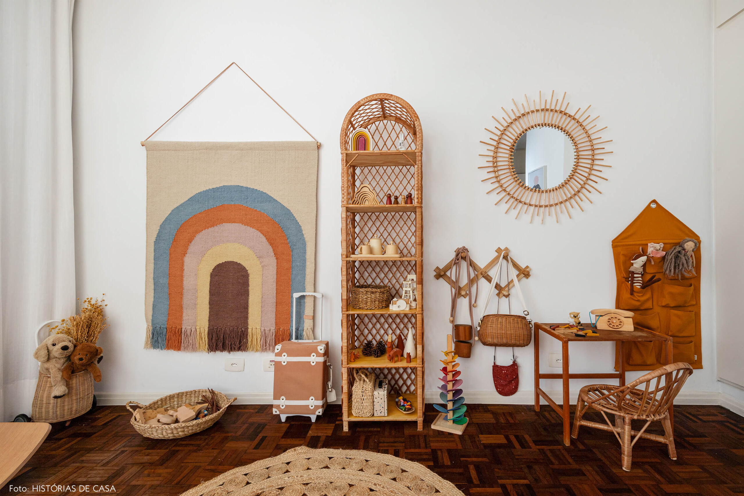 vanessa-decoração-ap-50-quarto-criança-moveis-de-madeira-e-tapeçaria