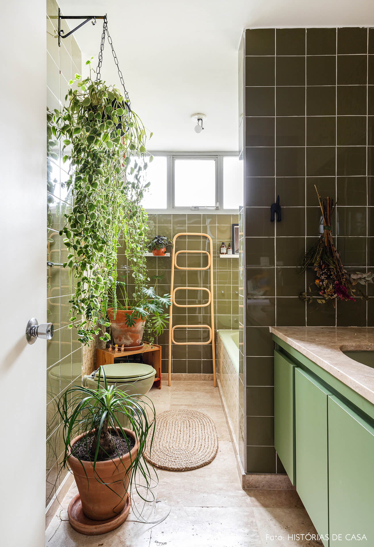 vanessa-decoração-ap-63-banheiro-azulejos-verdes-e-plantas