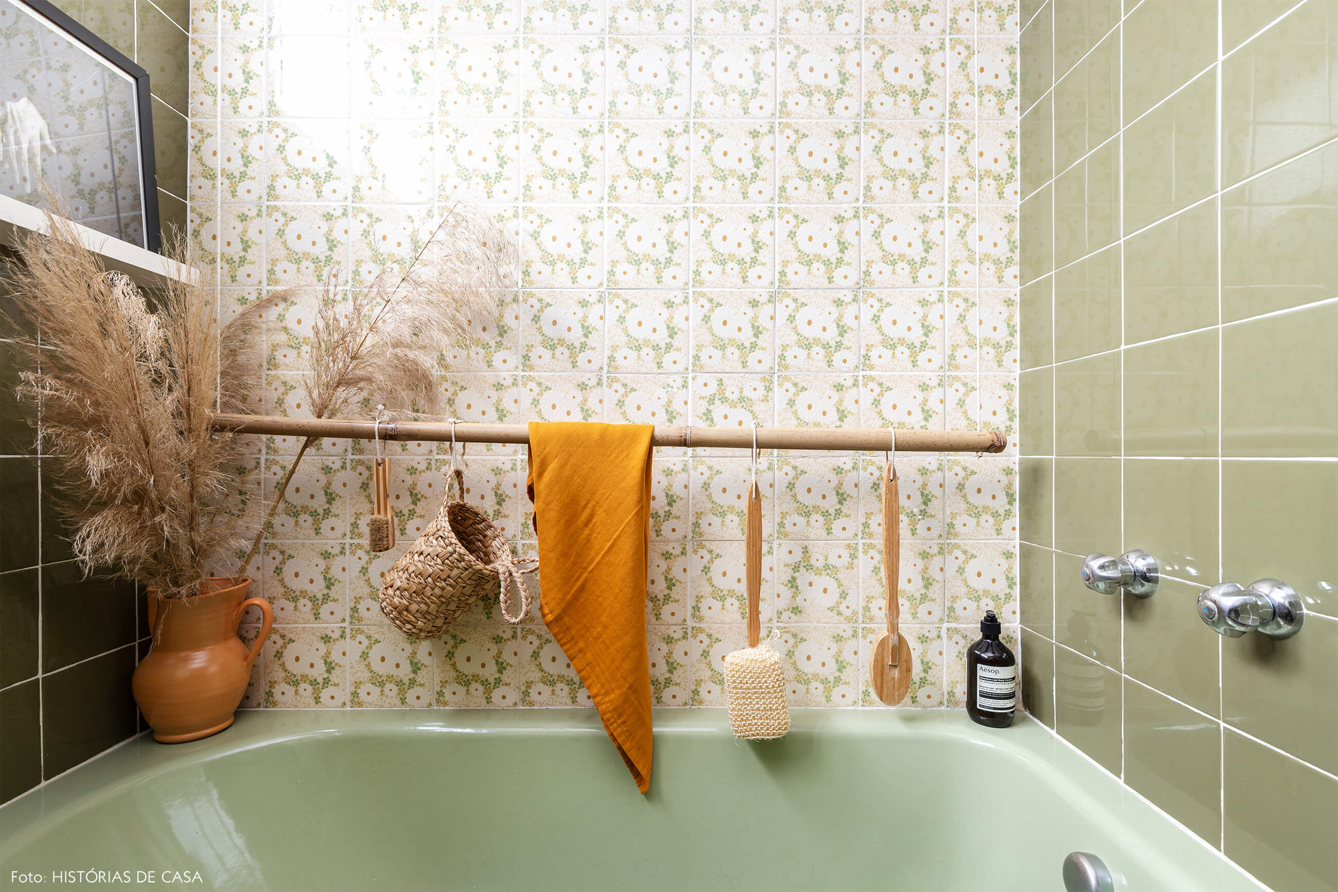 vanessa-decoração-ap-64-banheiro-com-azulejos-e-banheira-verdes-e-pendurador-madeira