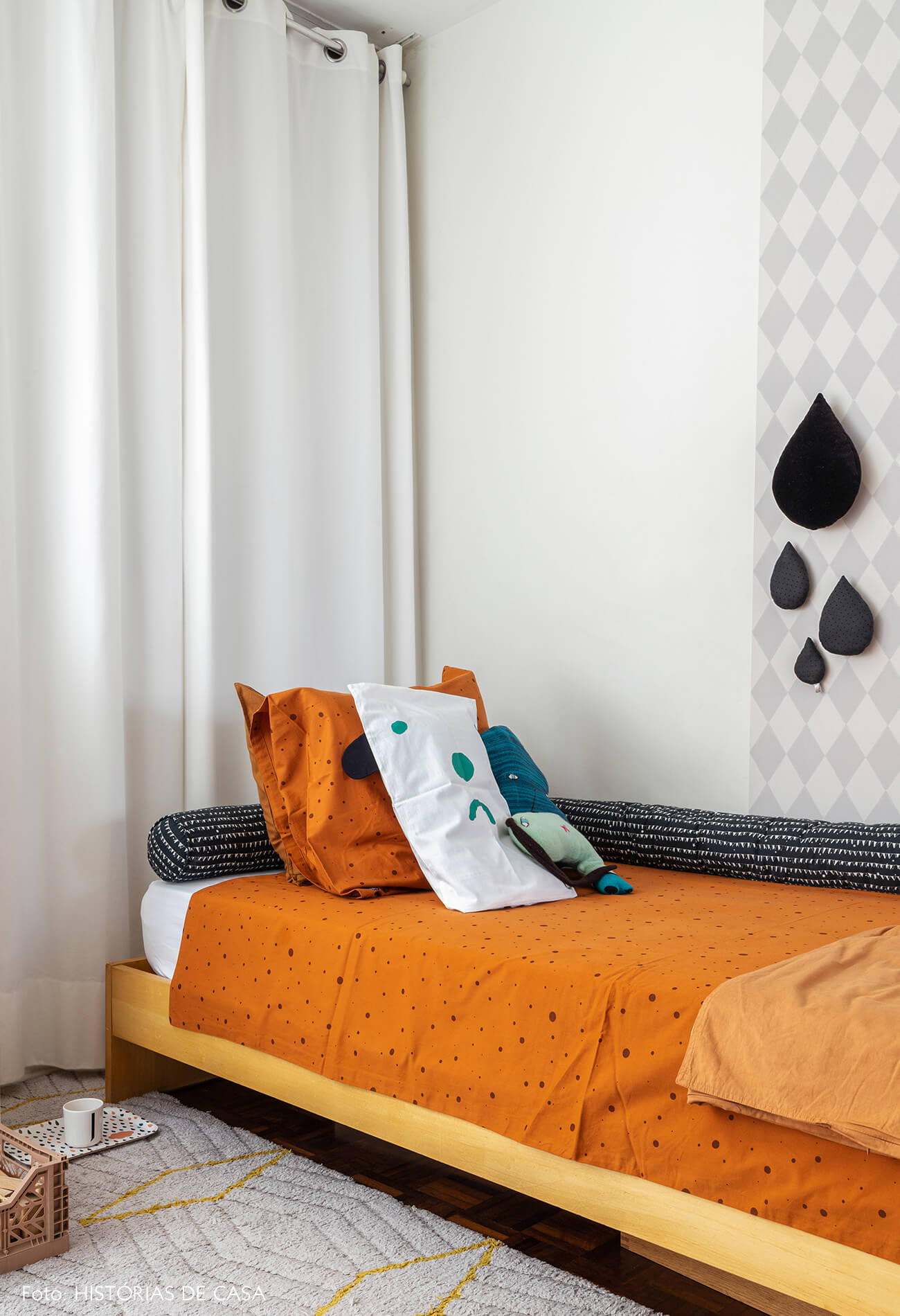 vanessa-decoração-ap-68-quarto-infaltil-com-cama-laranja-e-tapet