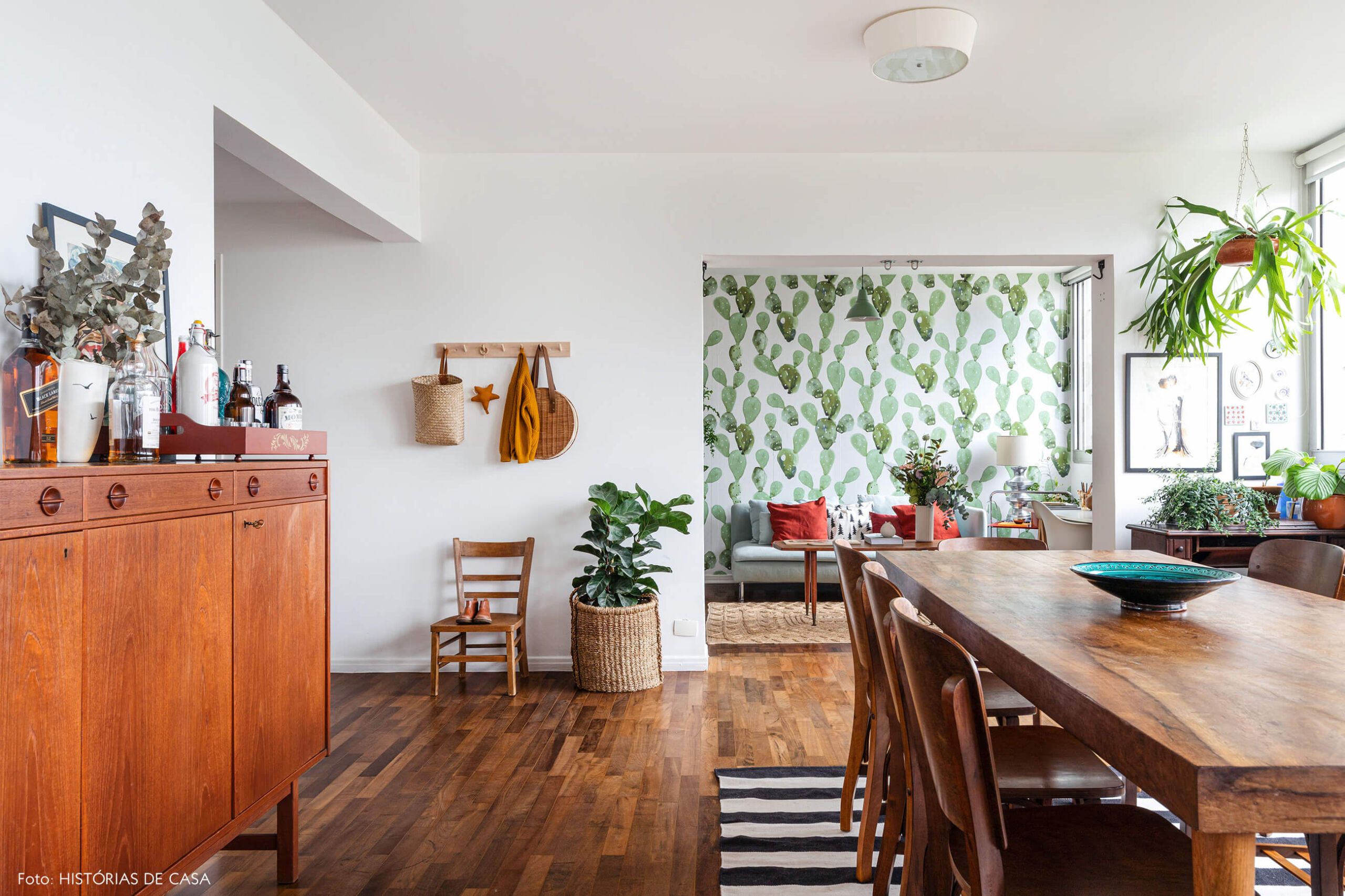 vanessa-decoração-ap-7-sala-jantar-com-moveis-e-piso-de-madeira-e-plantas