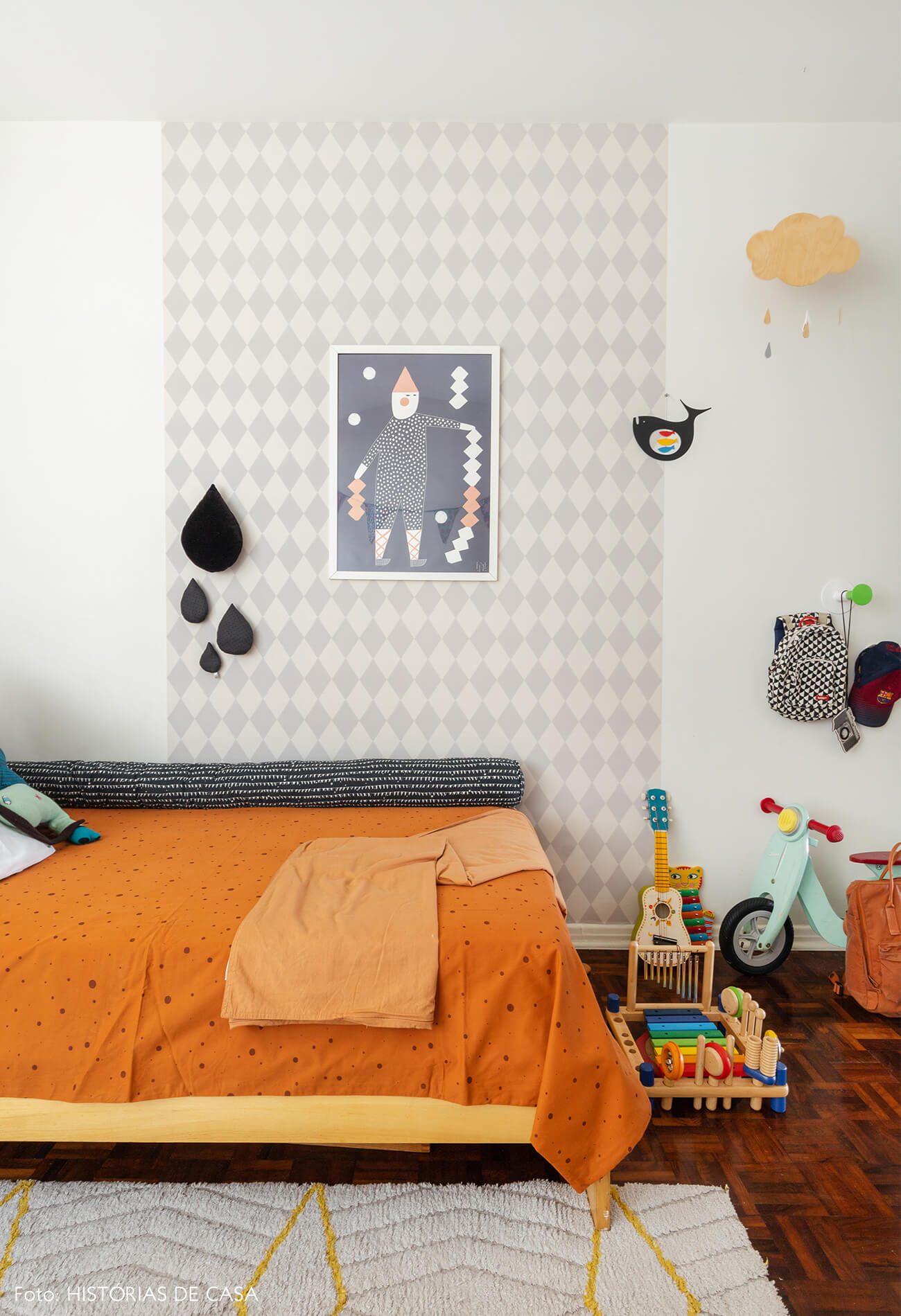 vanessa-decoração-ap-70-quarto-criança-com-papel-de-parede-e-cama-laranja