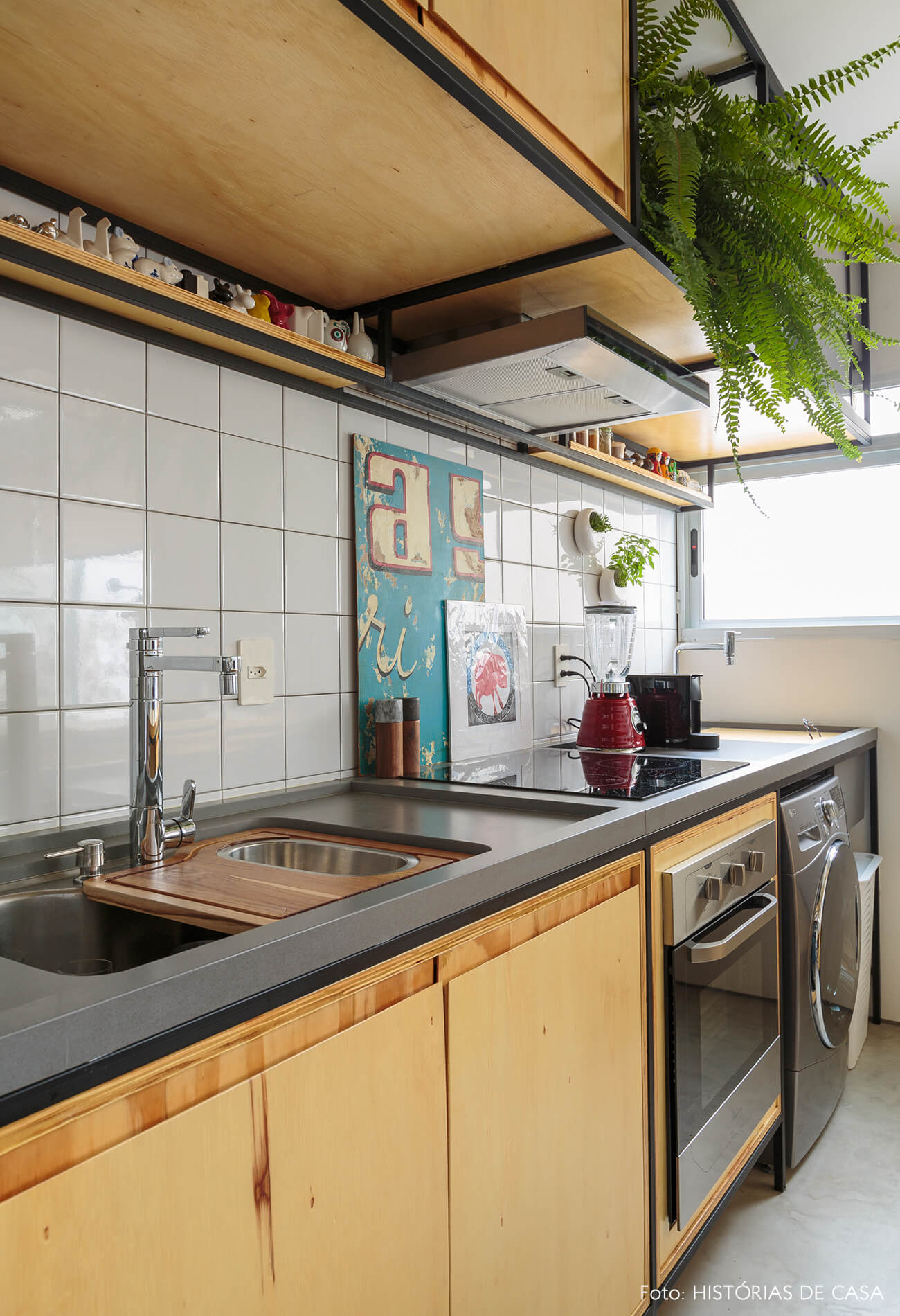 flavio-decoração-cozinha-com-estantes-de-madeira-clara-e-plantas