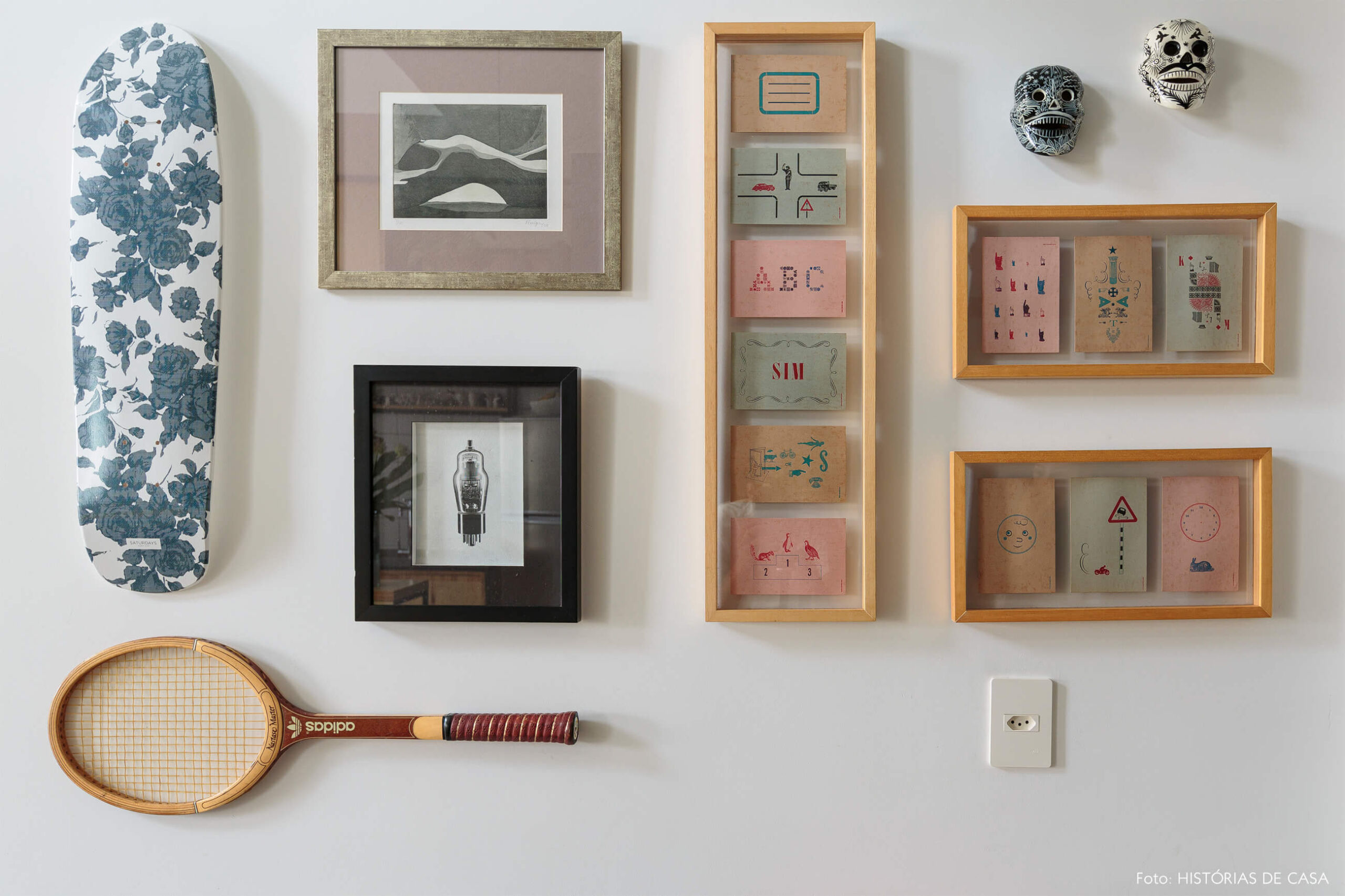 flavio-decoração-sala-duplex-com-tapete-colorido-e-rack-de-azulejo