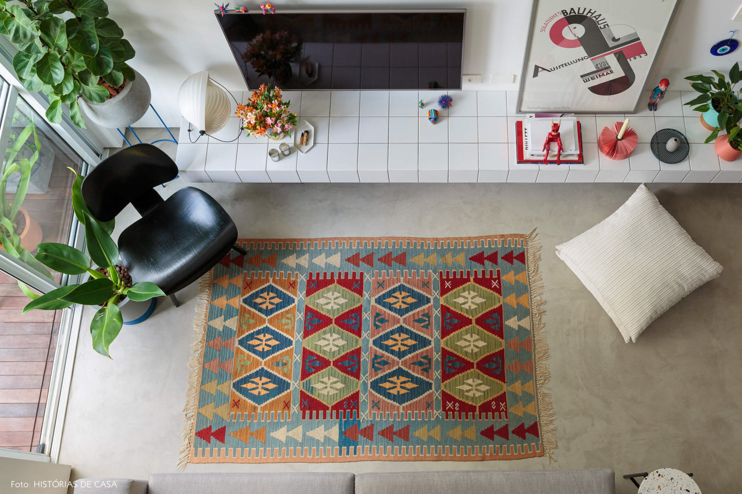 flavio-decoração-sala-duplex-com-tapete-colorido-e-rack-de-azulejo