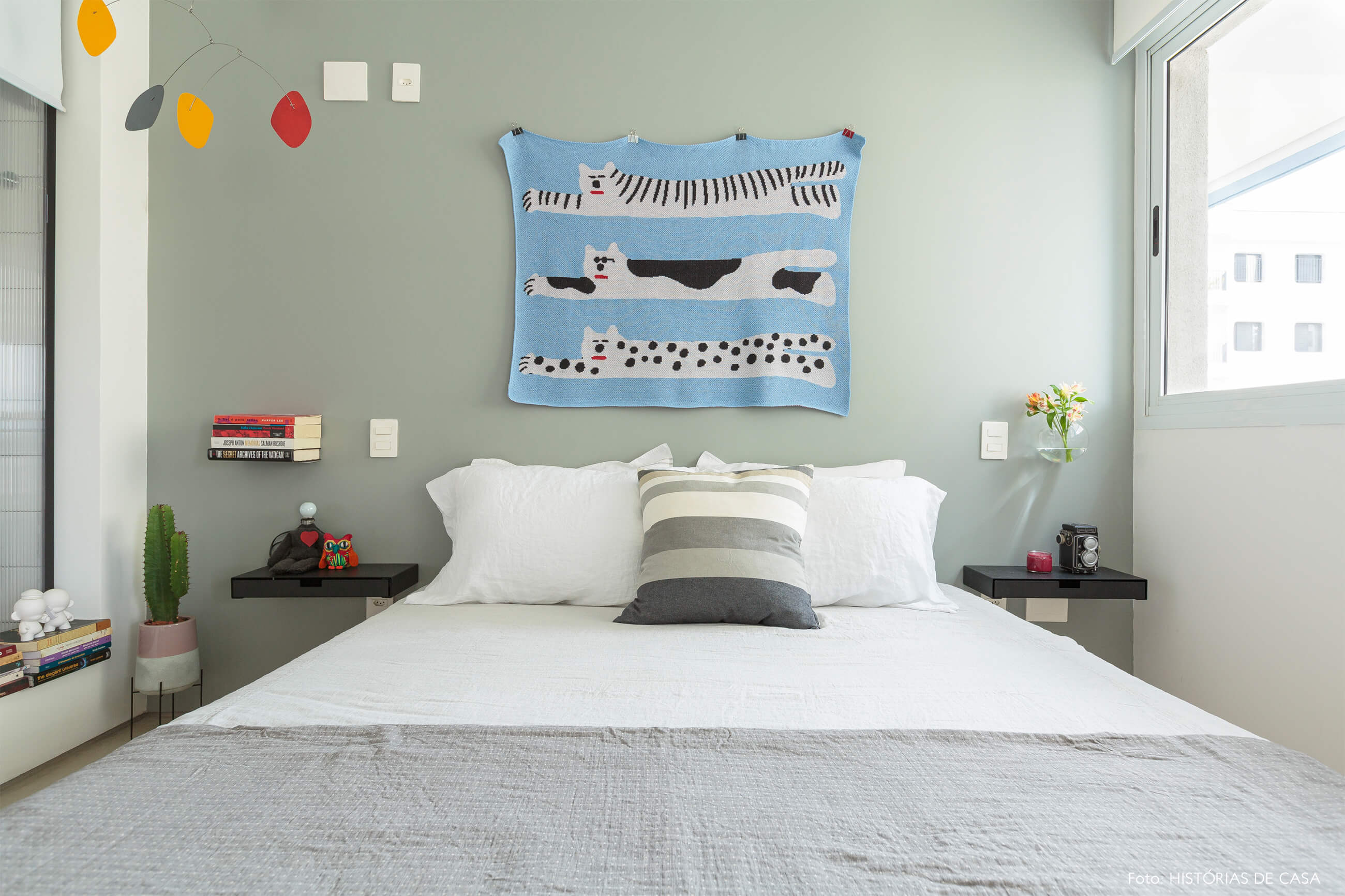 flavio-decoração-quarto-com-mobile-e-tapeçaria