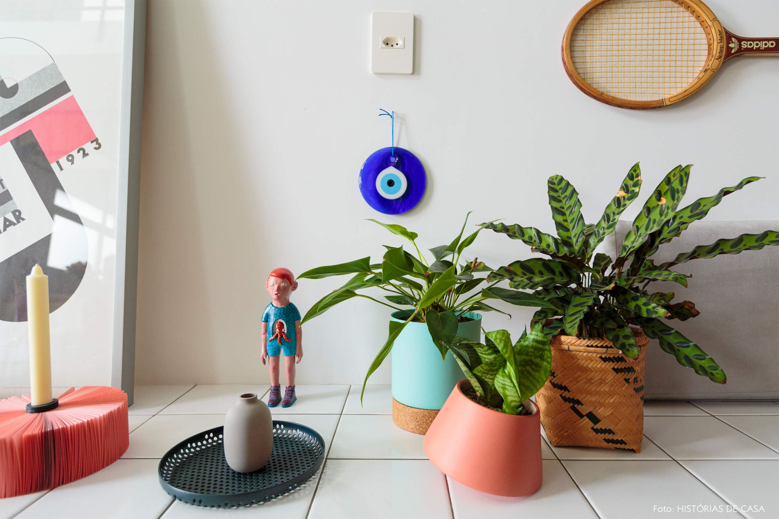 flavio-decoração-detalhe-do-rack-de-azulejo-com-vasos-e-boneco