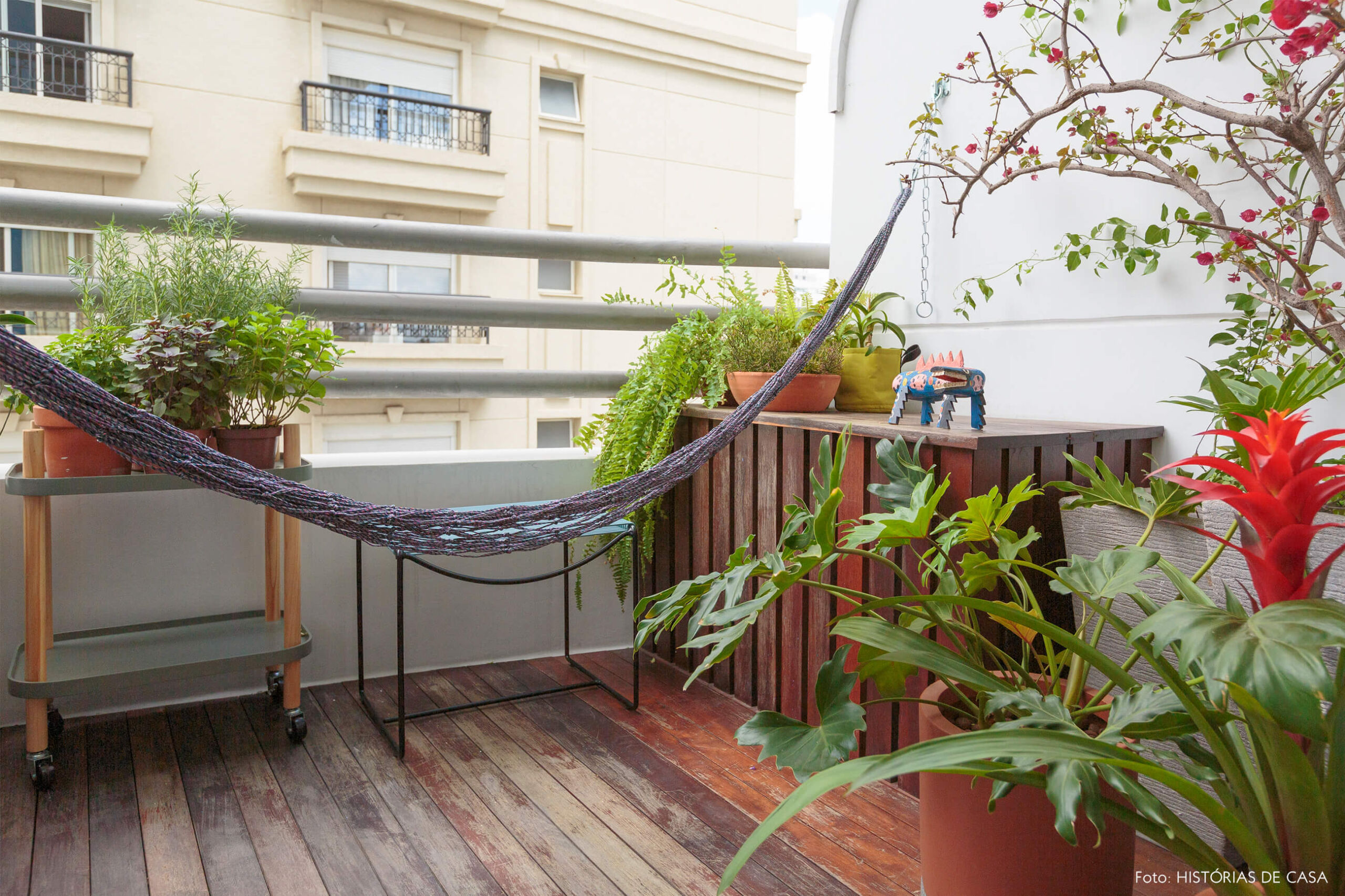 flavio-decoração-varanda-com-rede-e-plantas