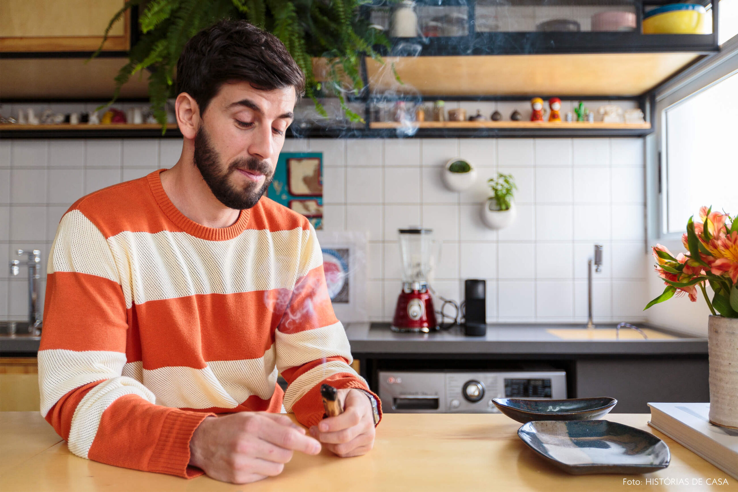 flavio-decoração-retrato-na-bancada-de-madeira-clara