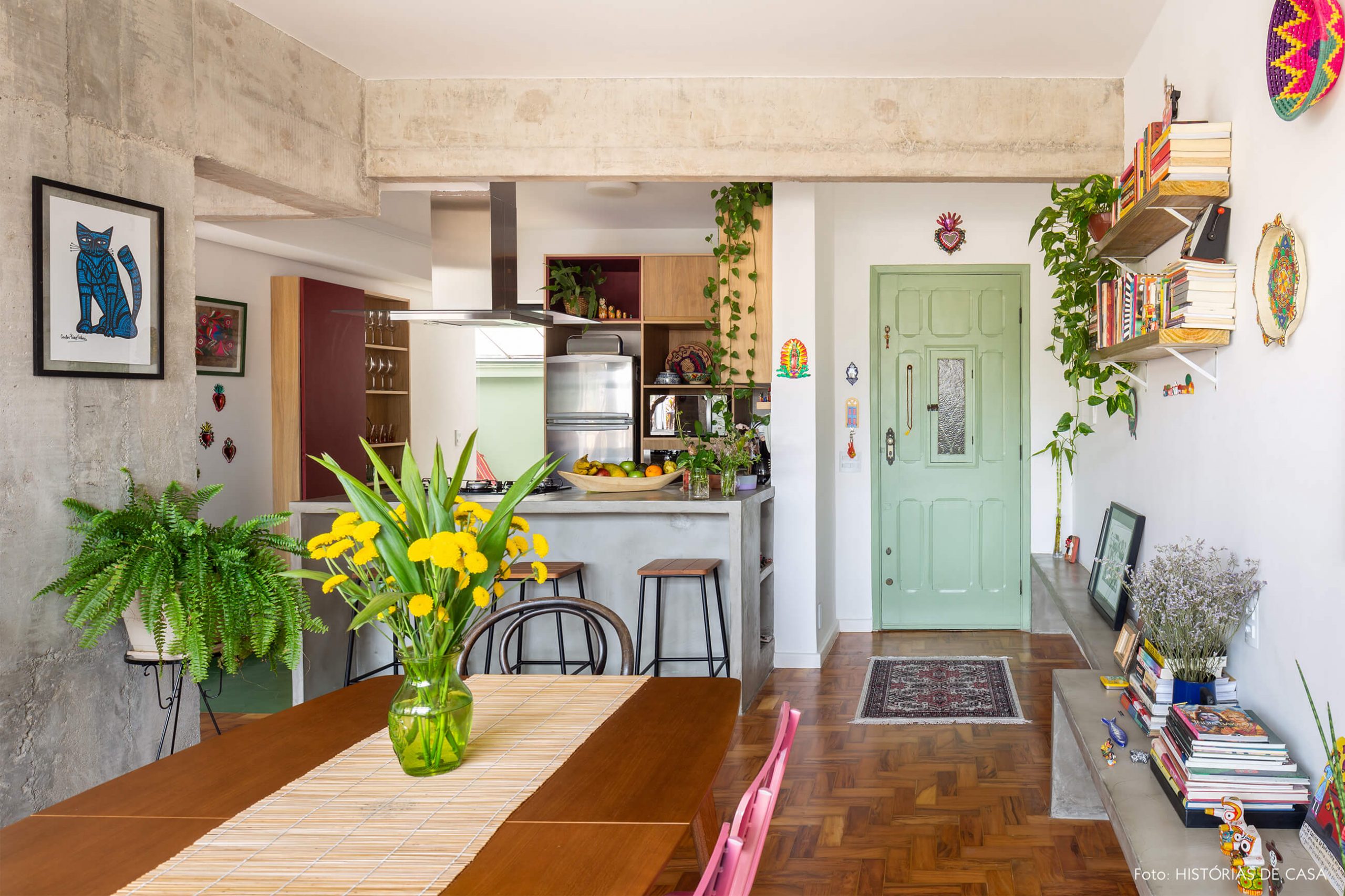 decoração sala jantar com chão e mesa de madeira banco de concreto e porta verde