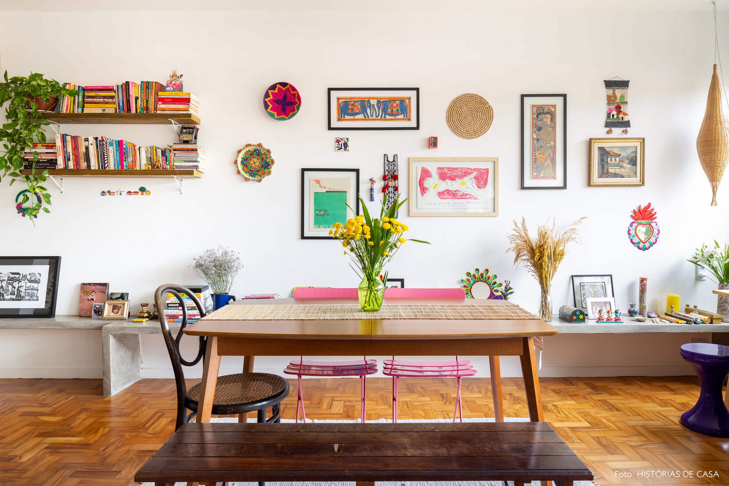 decoração sala jantar com chão e móveis de madeira cadeiras coloridas e objetos coloridos