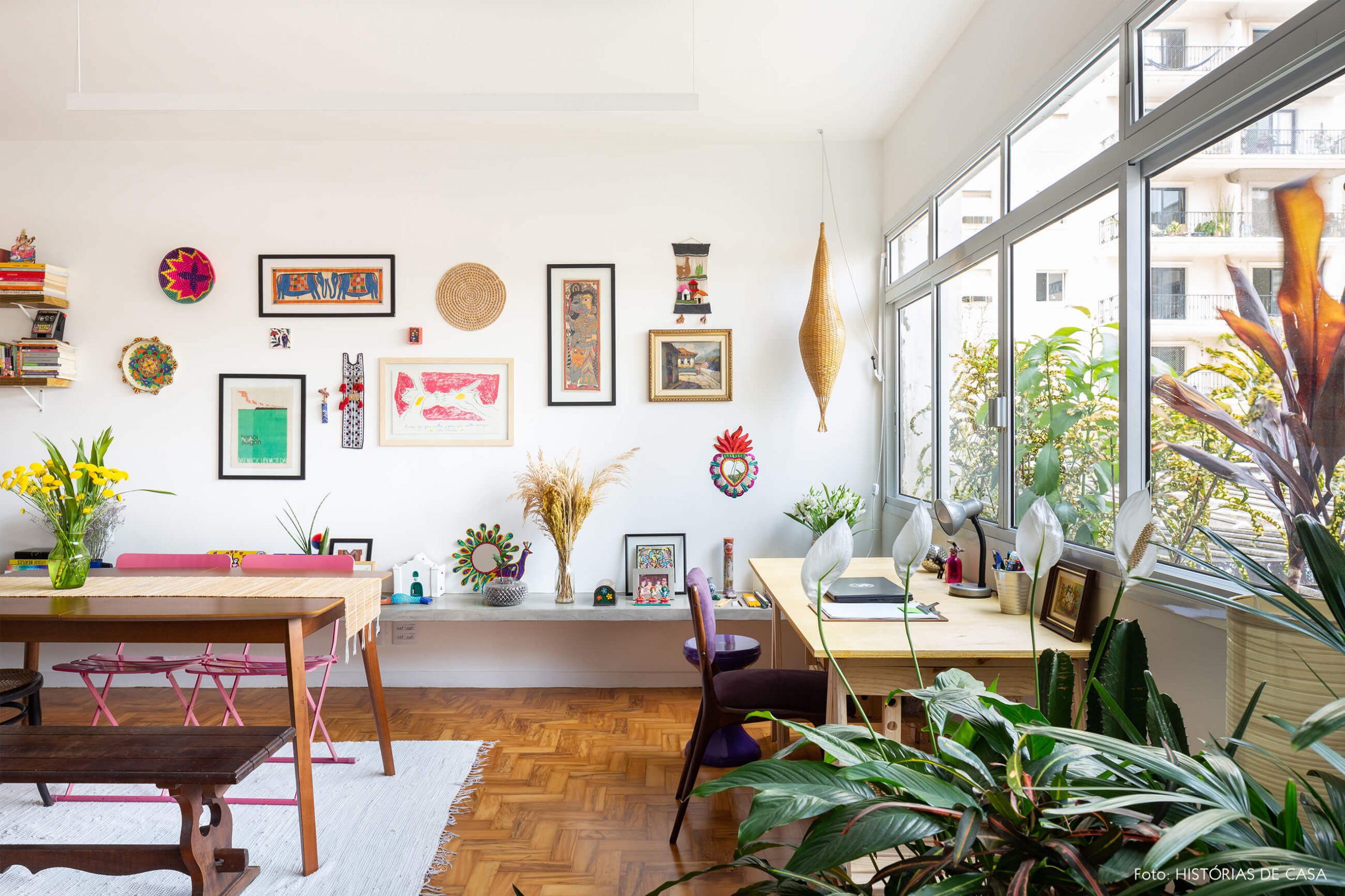 decoração sala jantar com móveis de madeira objetos coloridos e plantas