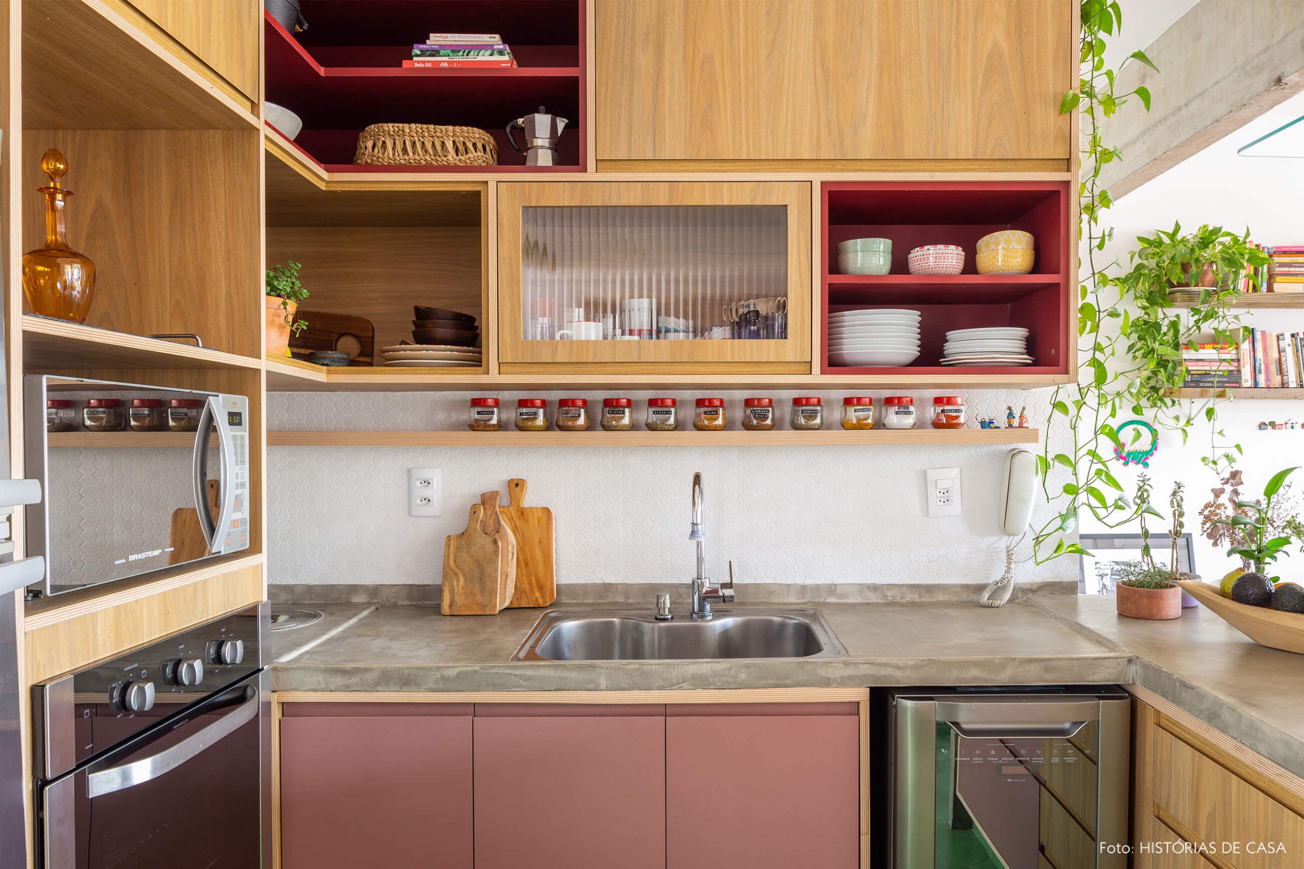 decoração cozinha com bancada de concreto e armários de madeira