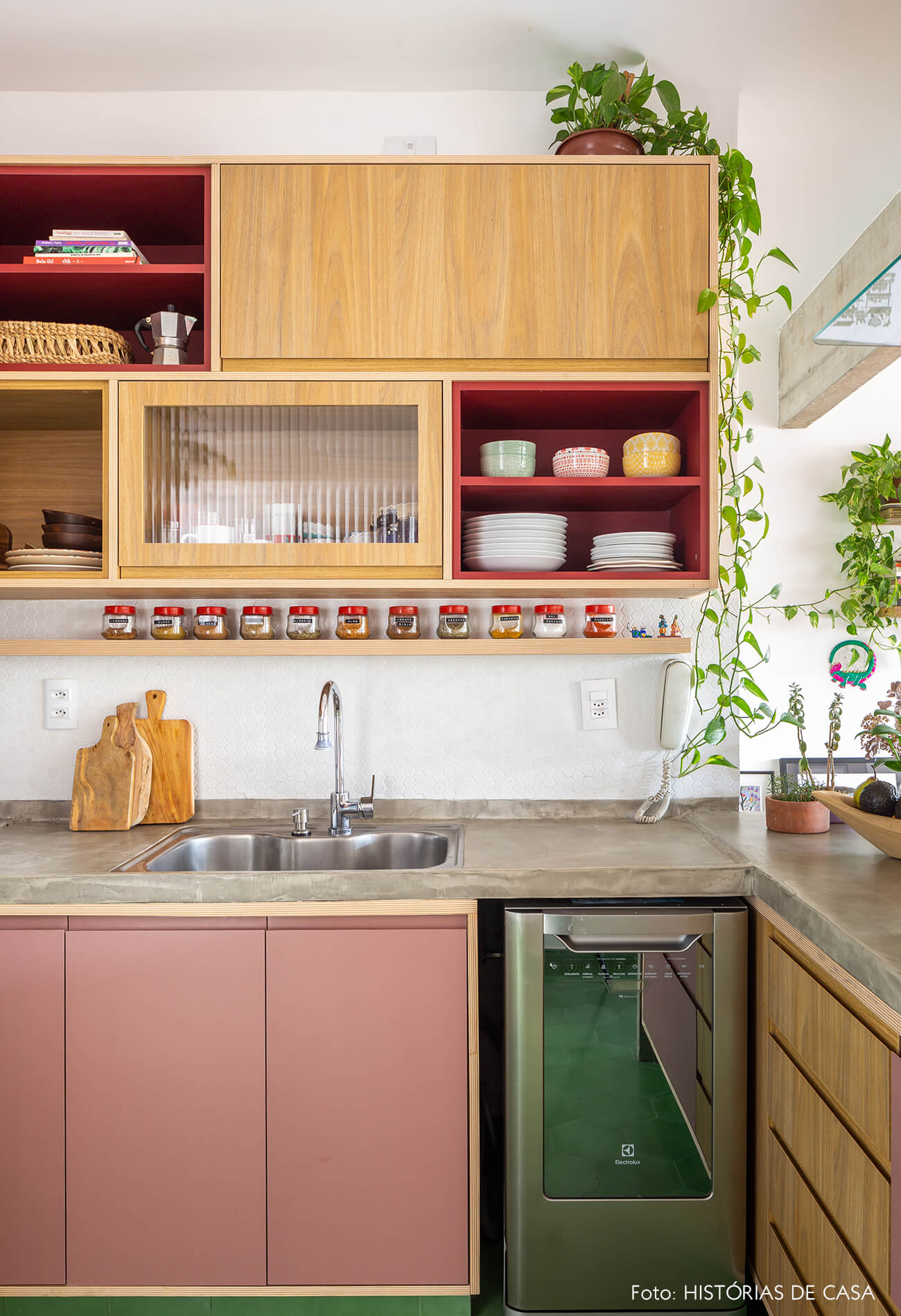 decoração cozinha com armarios de madeira vermelho e rosa
