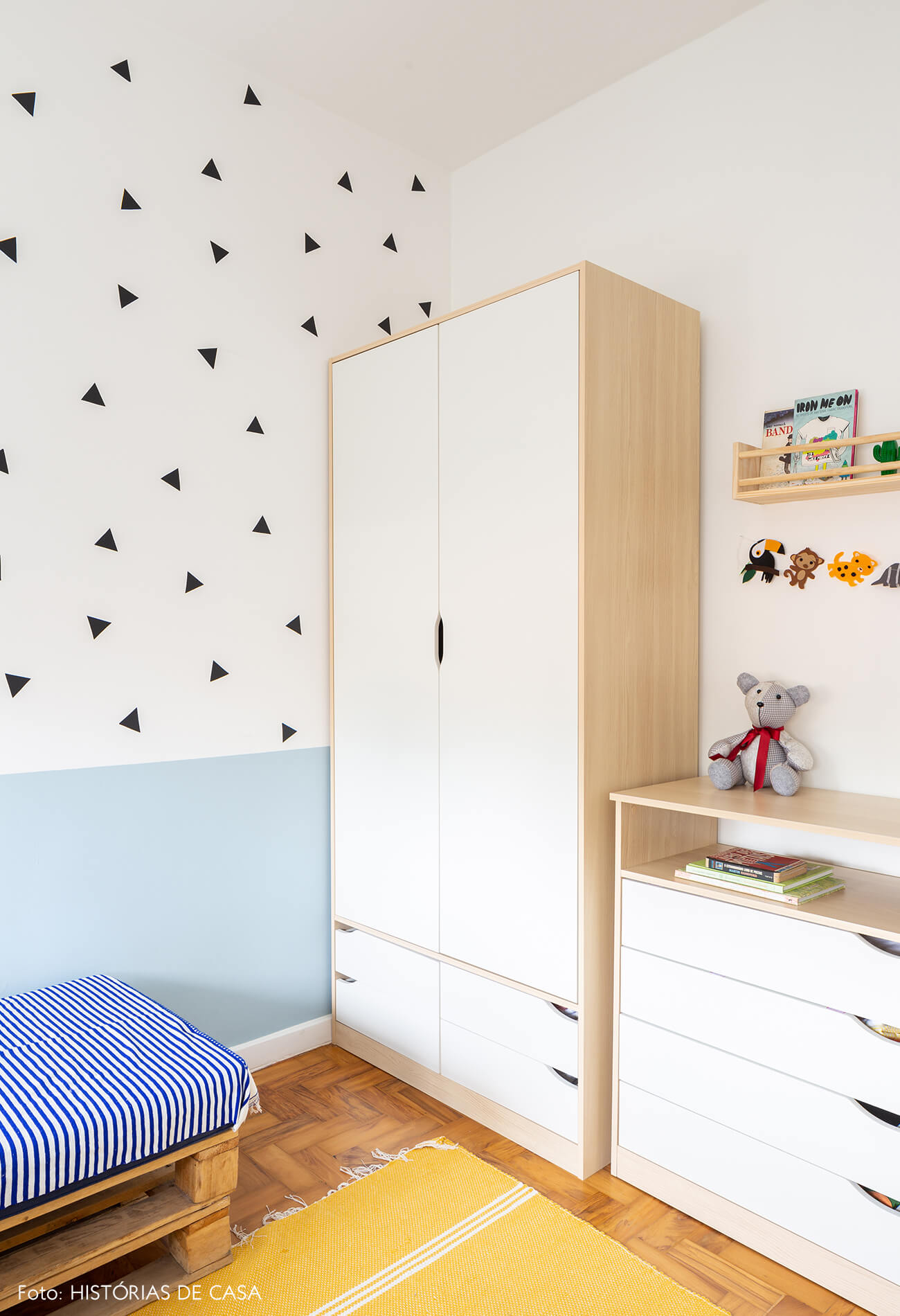 decoração quarto infantil com parede de adesivos triangulos