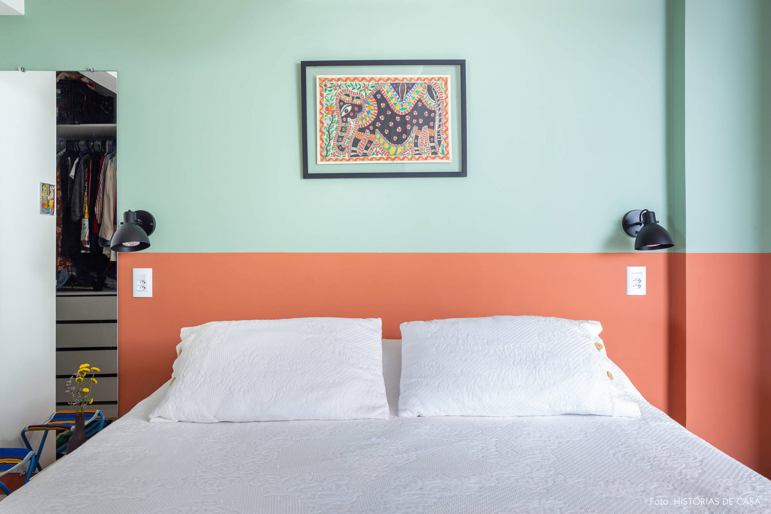 decoração quarto com parede colorida verde e laranja