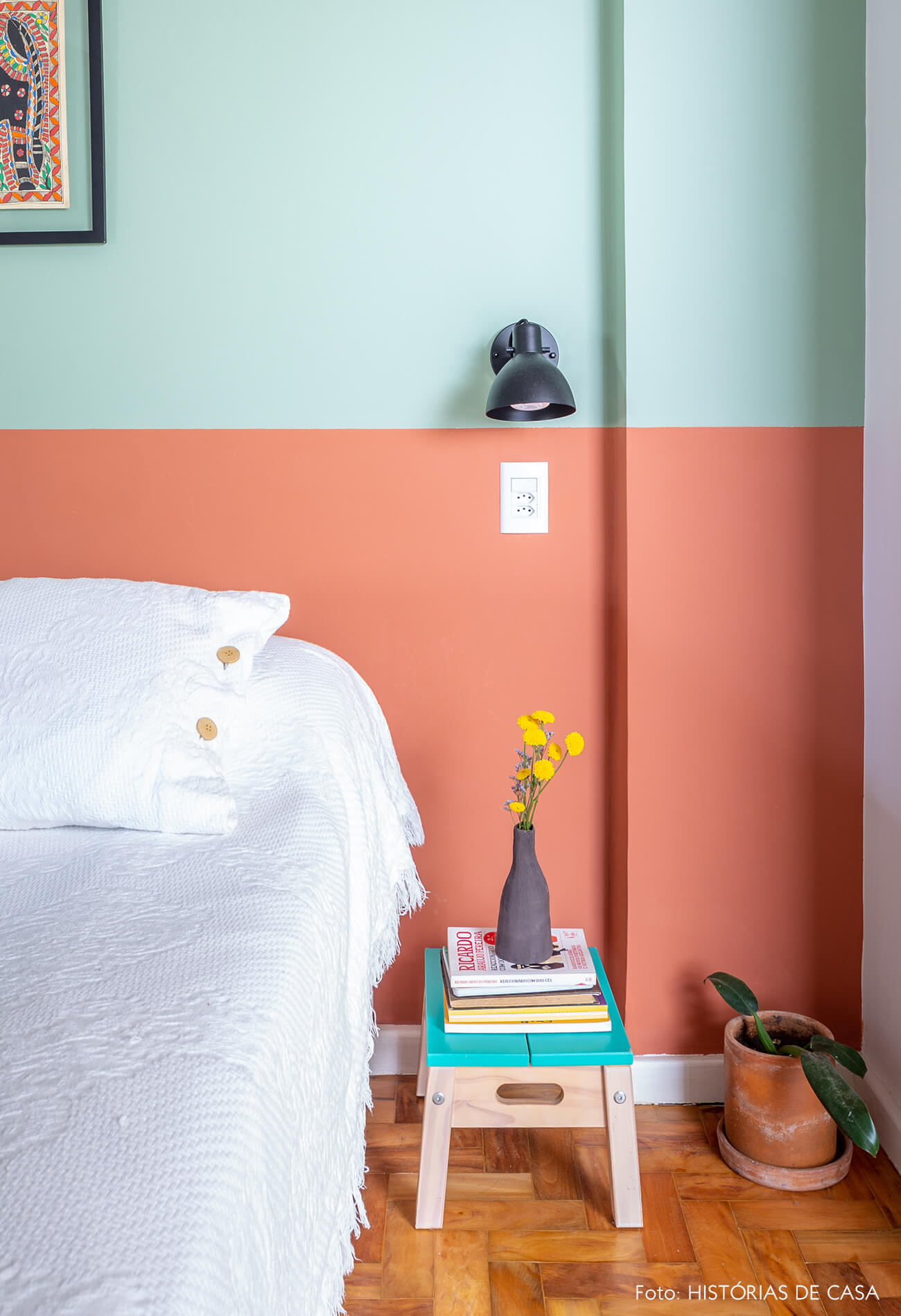 decoração quarto colorido com parede verde e laranja e banco azul