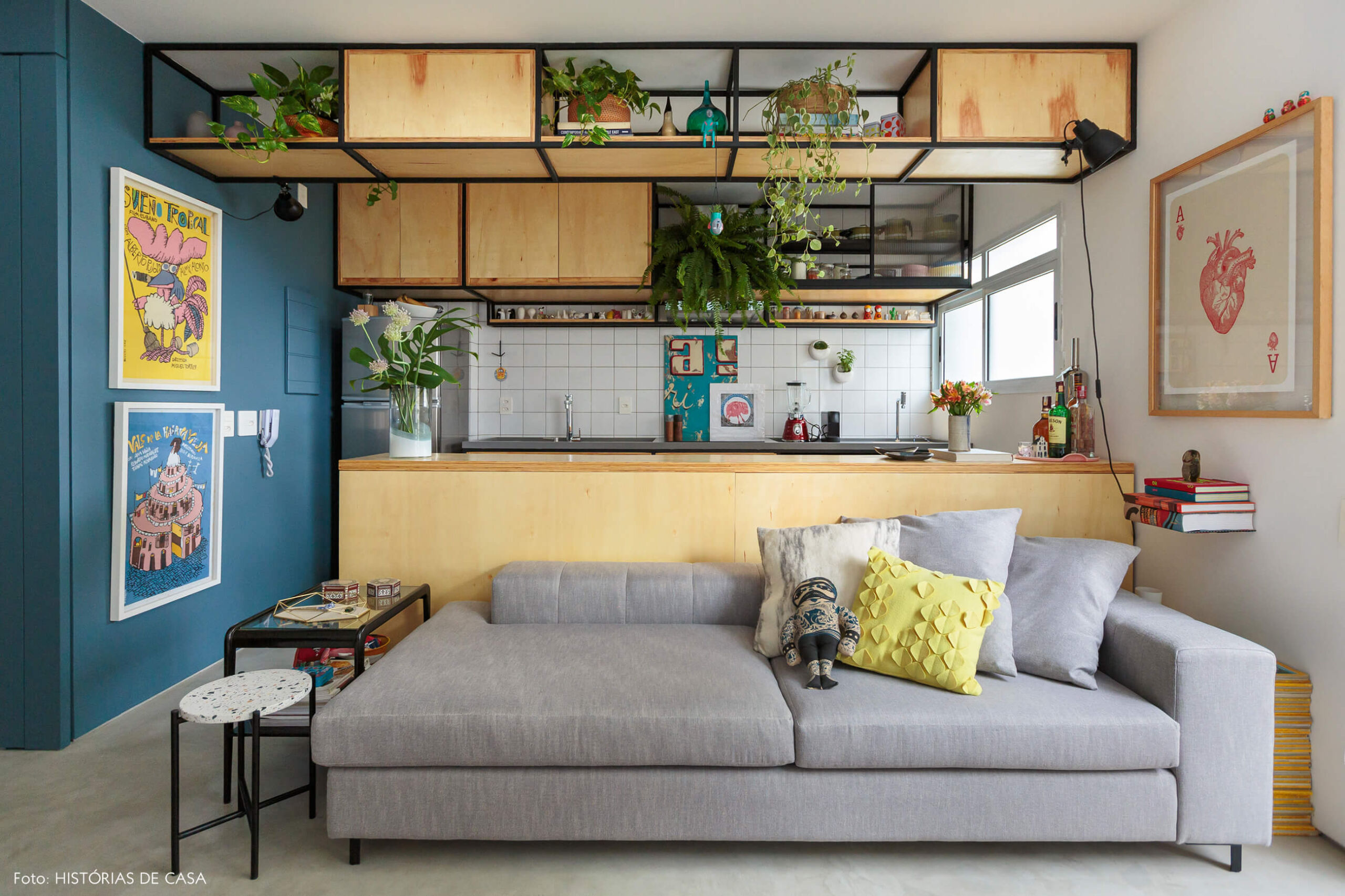 flavio-decoração-sala-cozinha-com-armarios-de-madeira-clara.