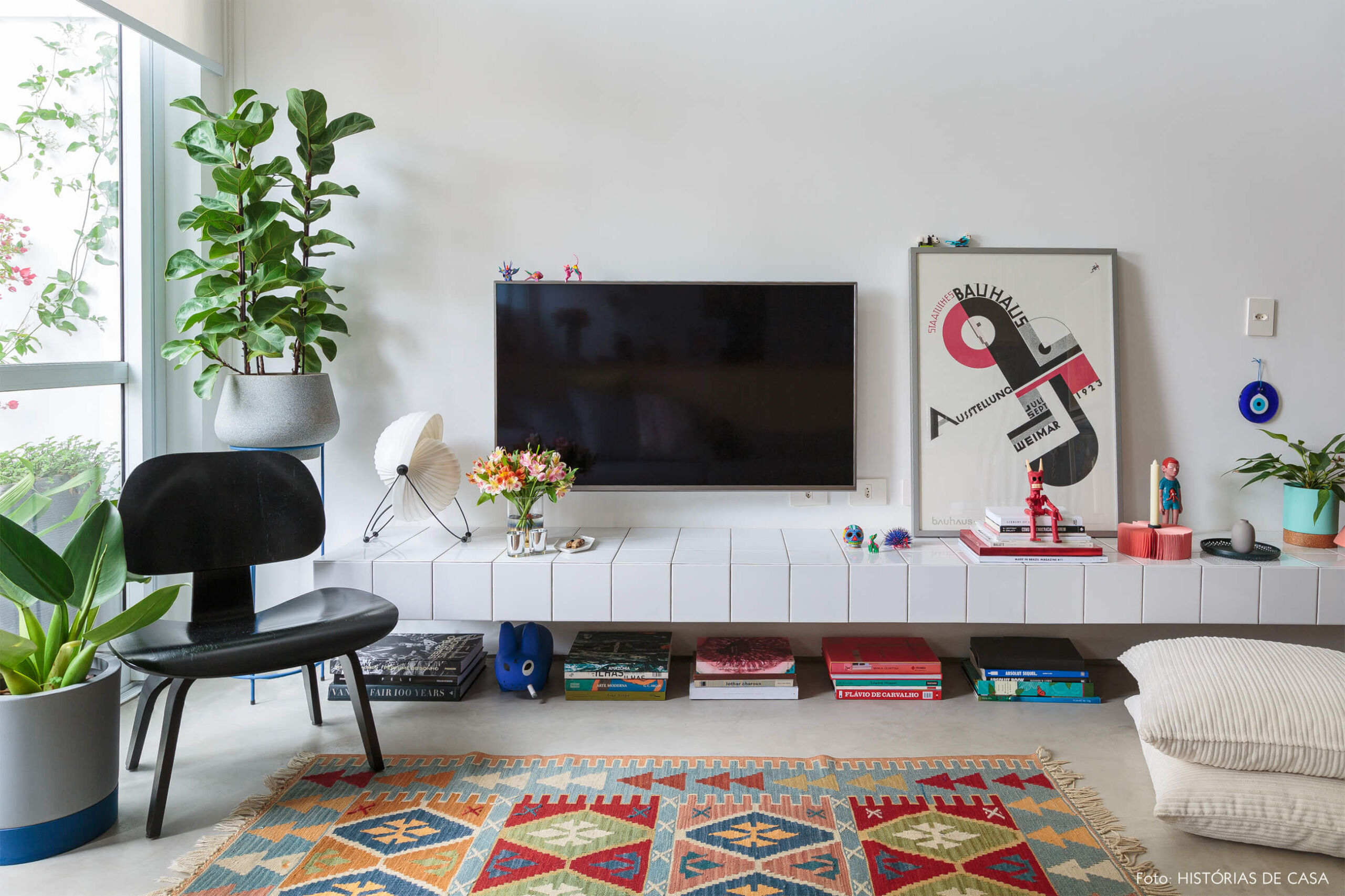 flavio-decoração-sala-com-rack-de-azulejo-e-tapete-colorido