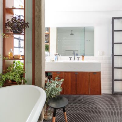 Banheiro com estilo industrial e acabamentos escuros