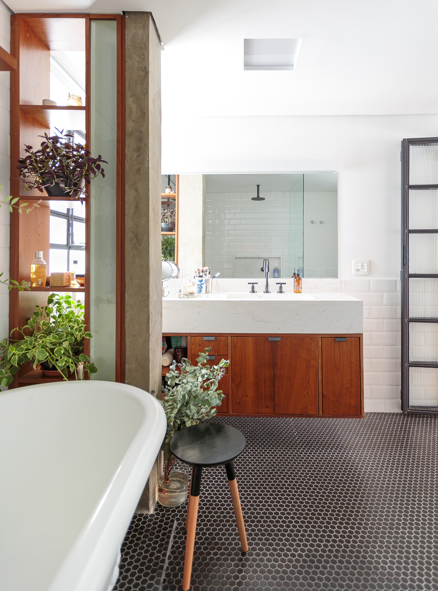 Banheiro com estilo industrial e acabamentos escuros