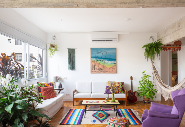 CAPA-JULIA decoração sala com objetos coloridos poltrona roxa e rede