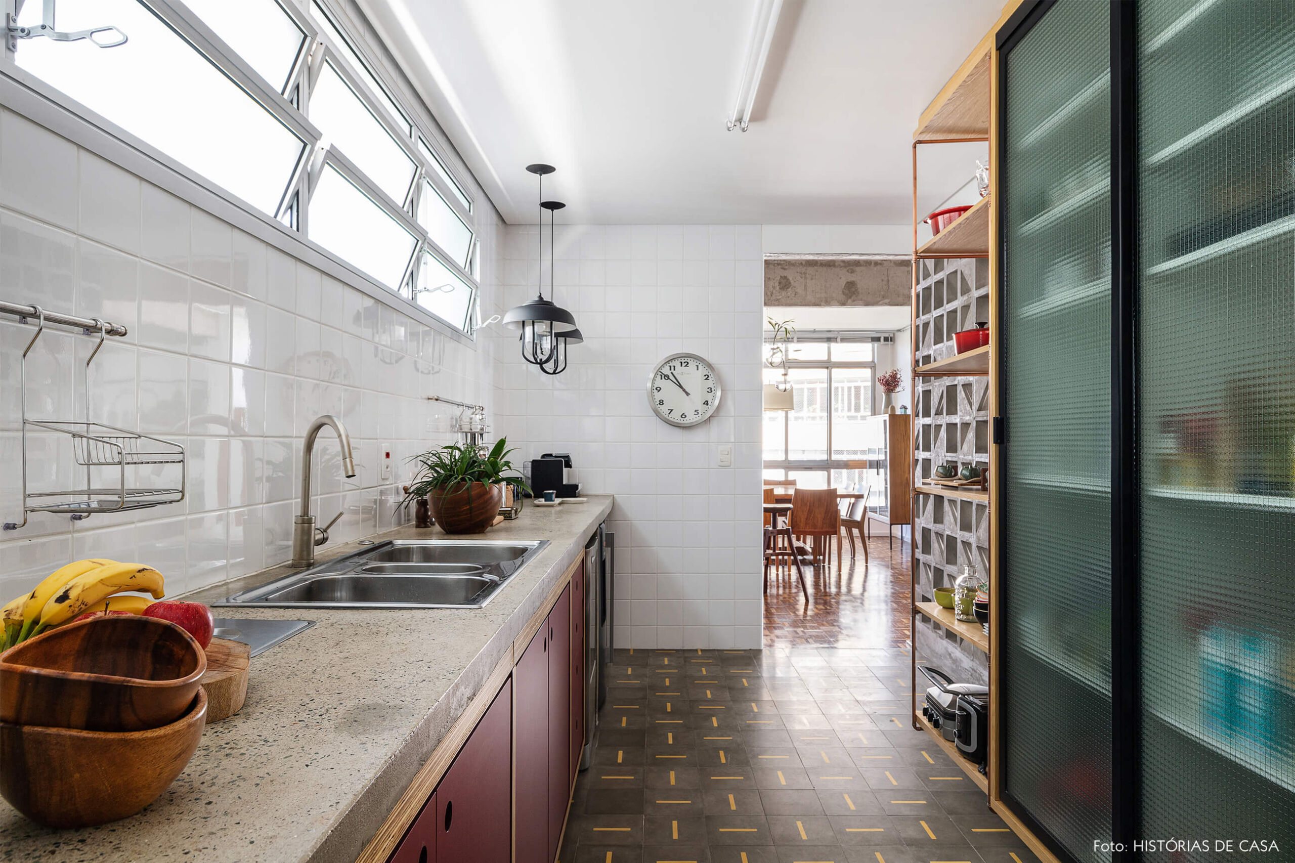 cozinha-com-armarios-de-madeira-e-porta-de-vidro