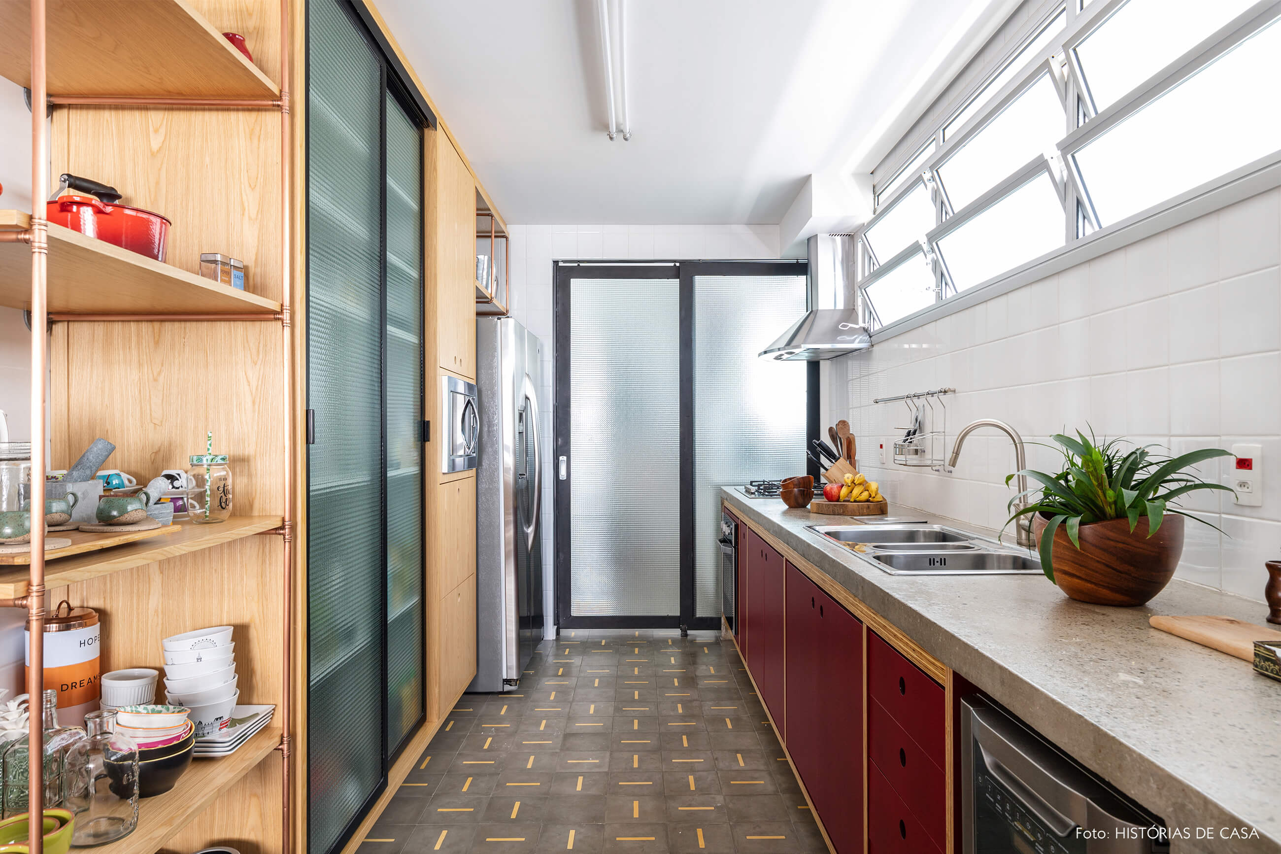 cozinha-com-armarios-de-madeira-e-porta-de-vidro