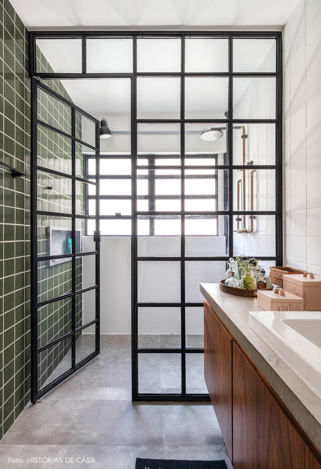 banheiro-com-azulejo-verde-porta-vidro
