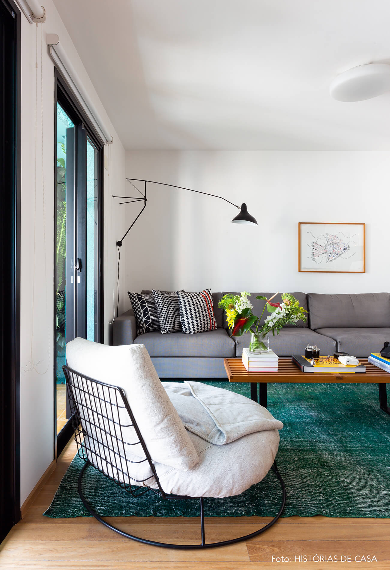 sala-com-tapete-verde-e-poltrona-branca