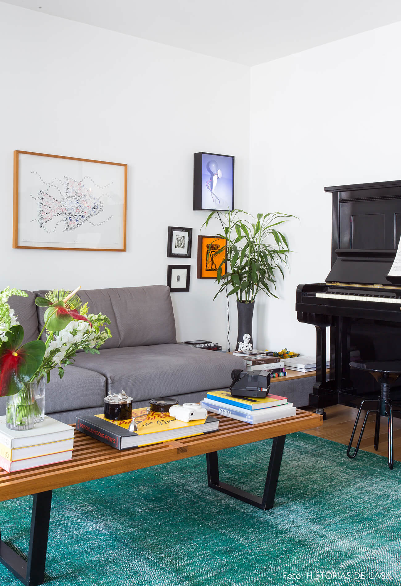 sala-com-piano-e-tapete-azul