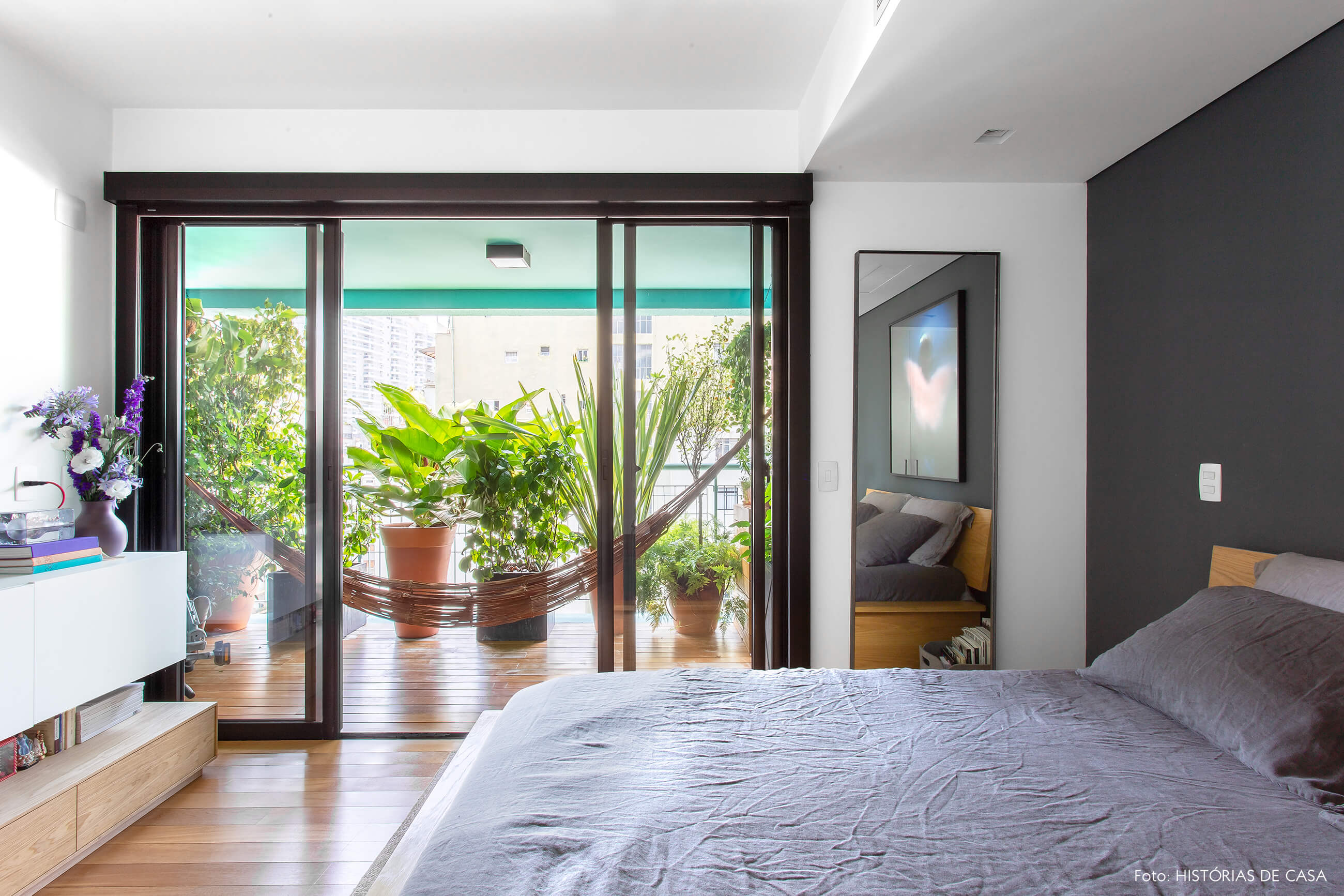 quarto-com-parede-azul-cinza-e-varanda