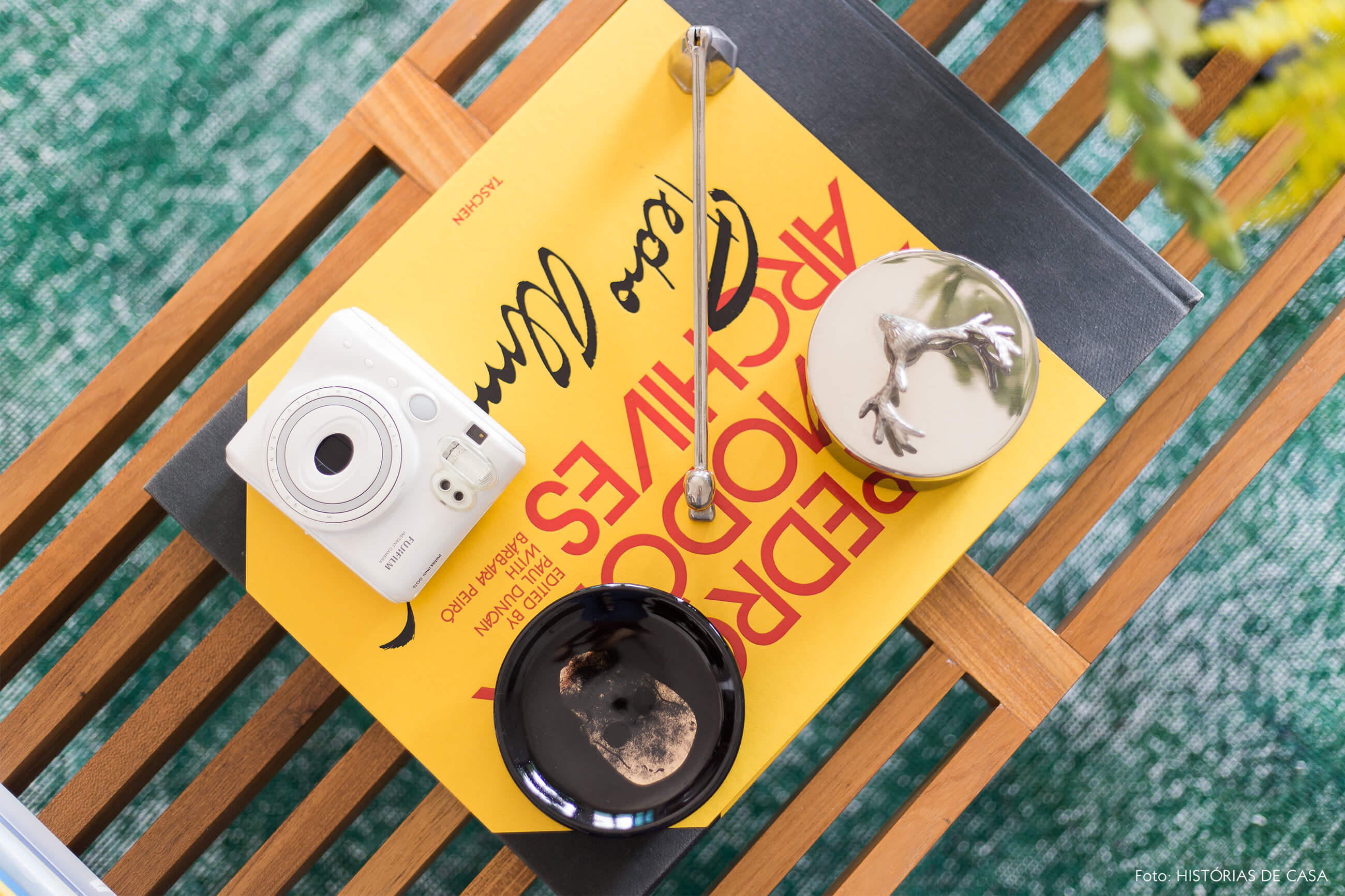 detalhe-livro-em-banco-de-madeira