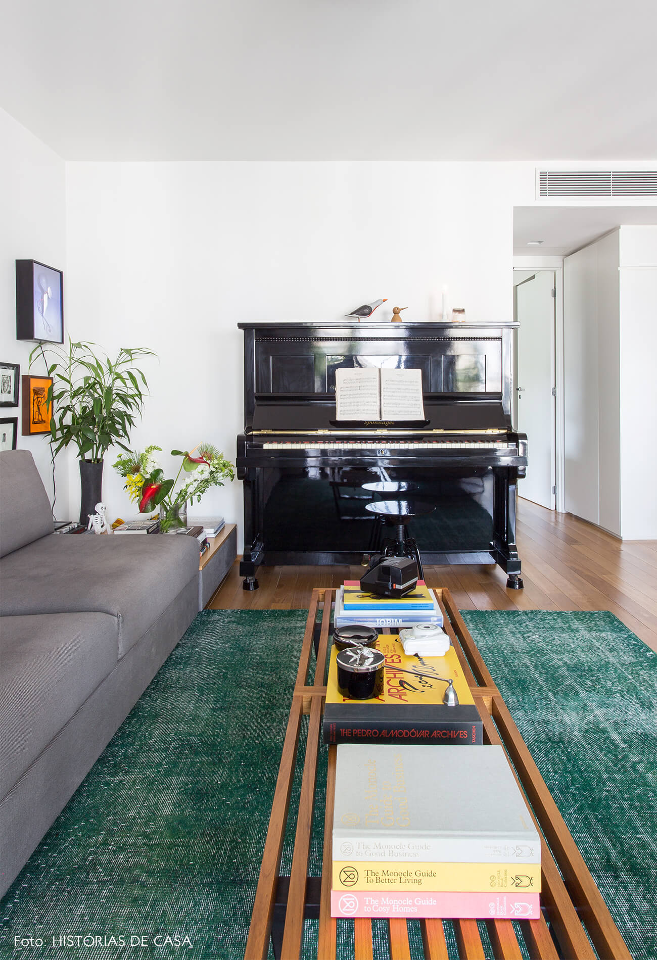sala-com-piano-e-tapete-verde.
