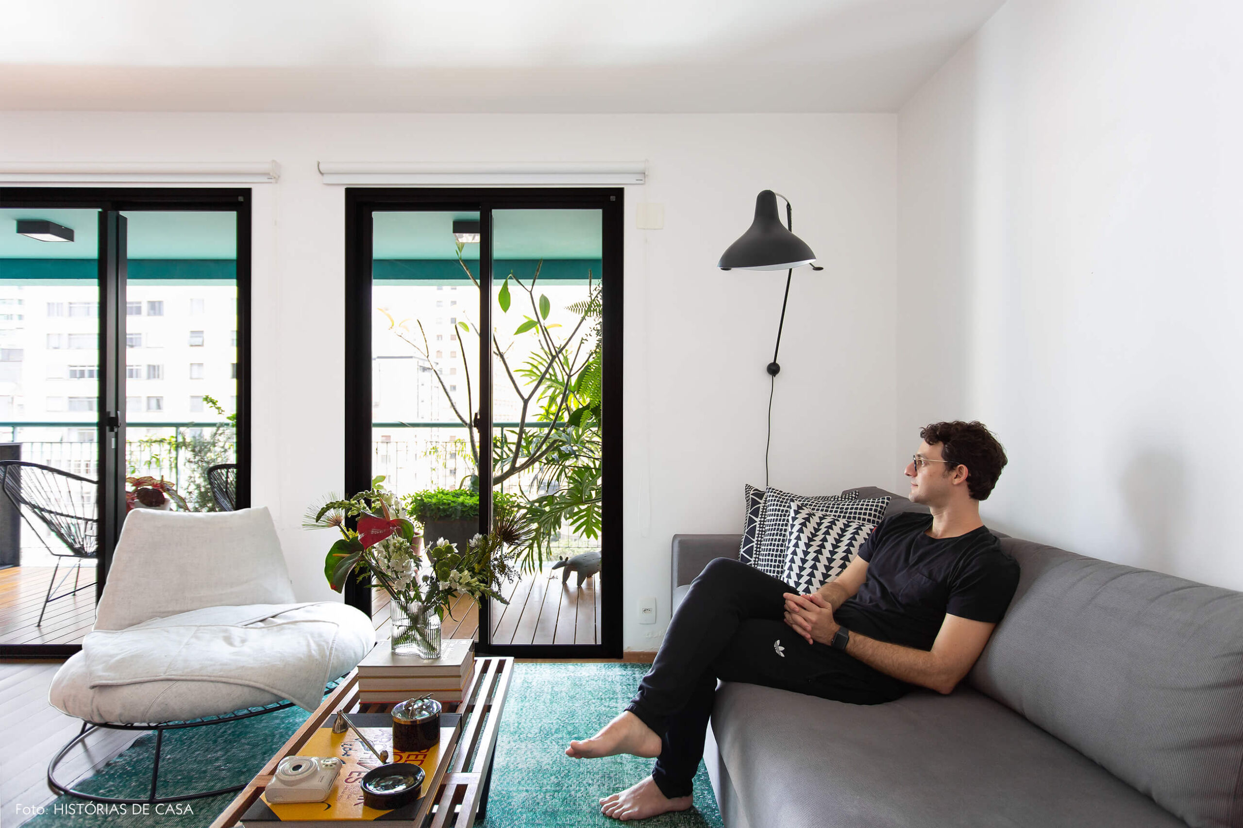 retrato-na-sala-sofa-cinza