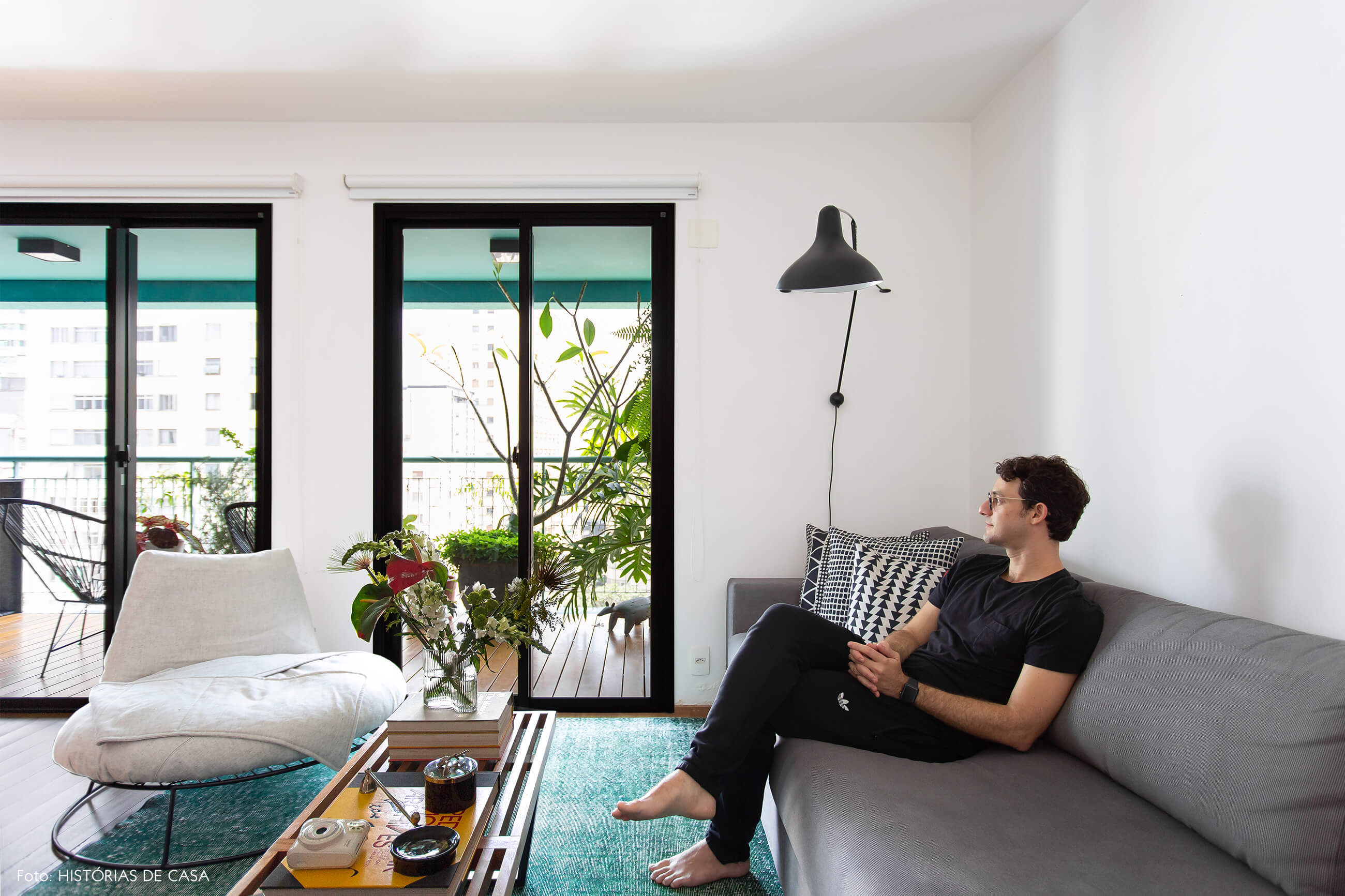 retrato-na-sala-sofa-cinza