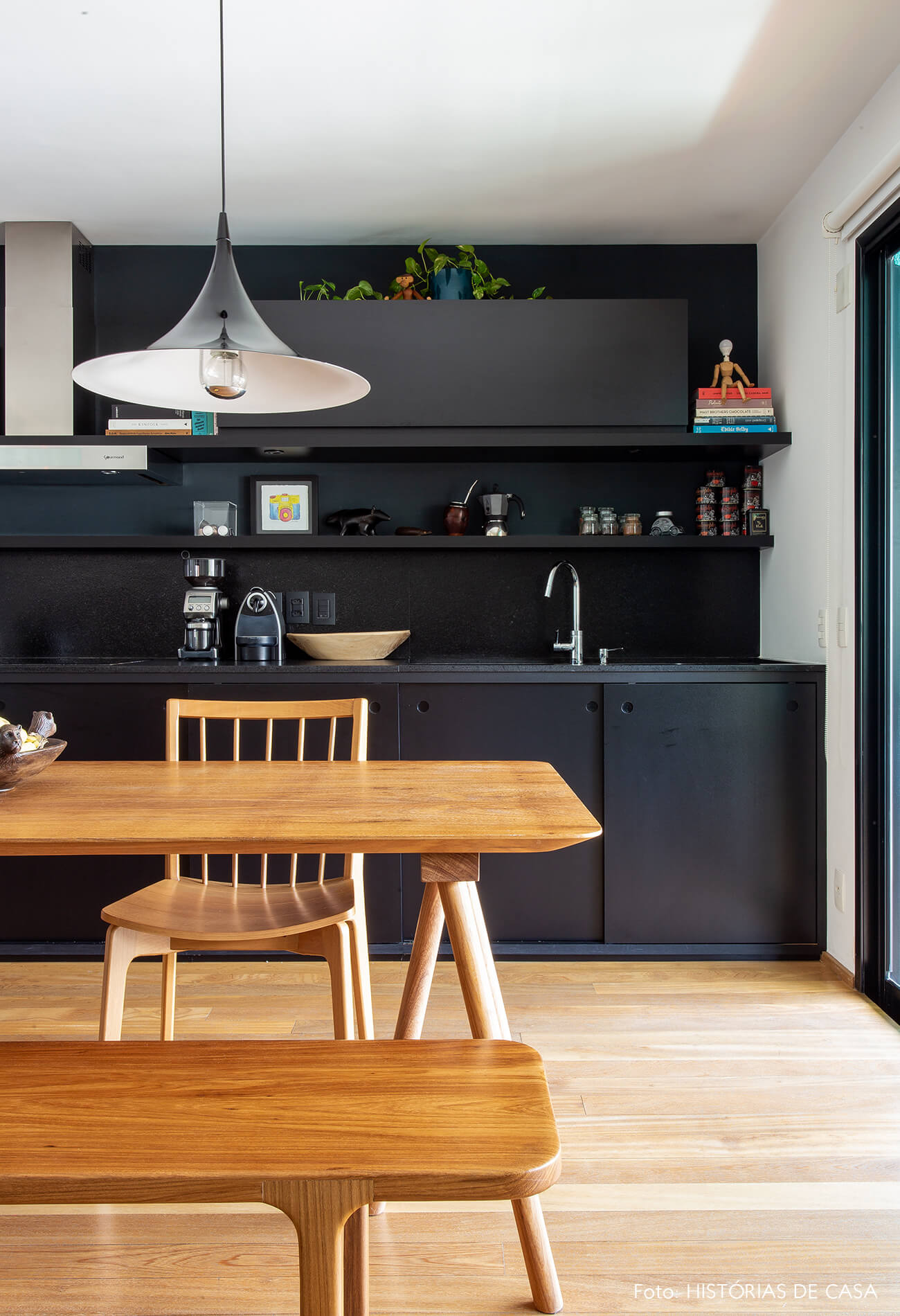 cozinha-com-parede-preta-e-mesa-de-madeira