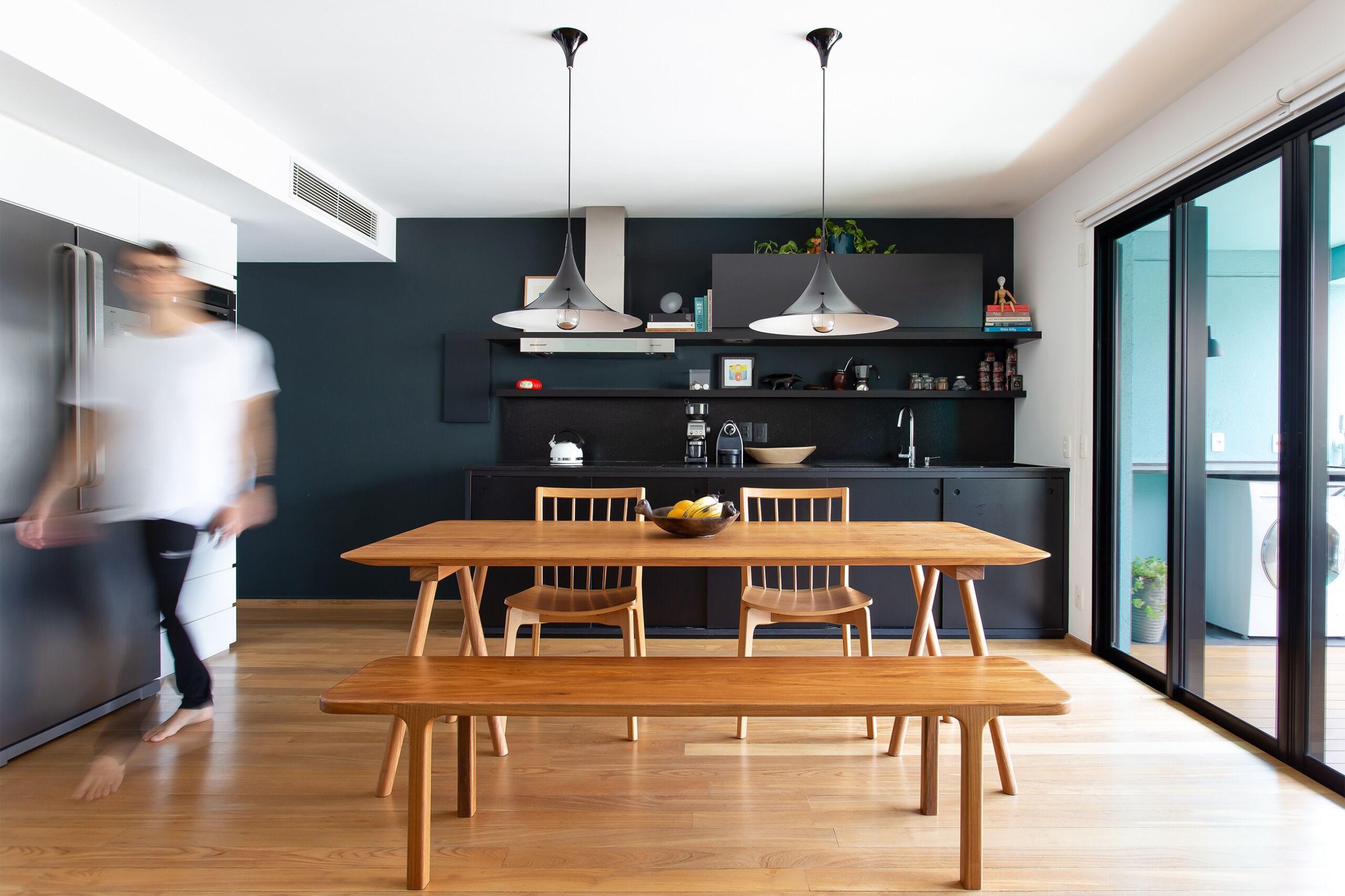 cozinha-com-parede-preta-e-moveis-de-madeira-clara