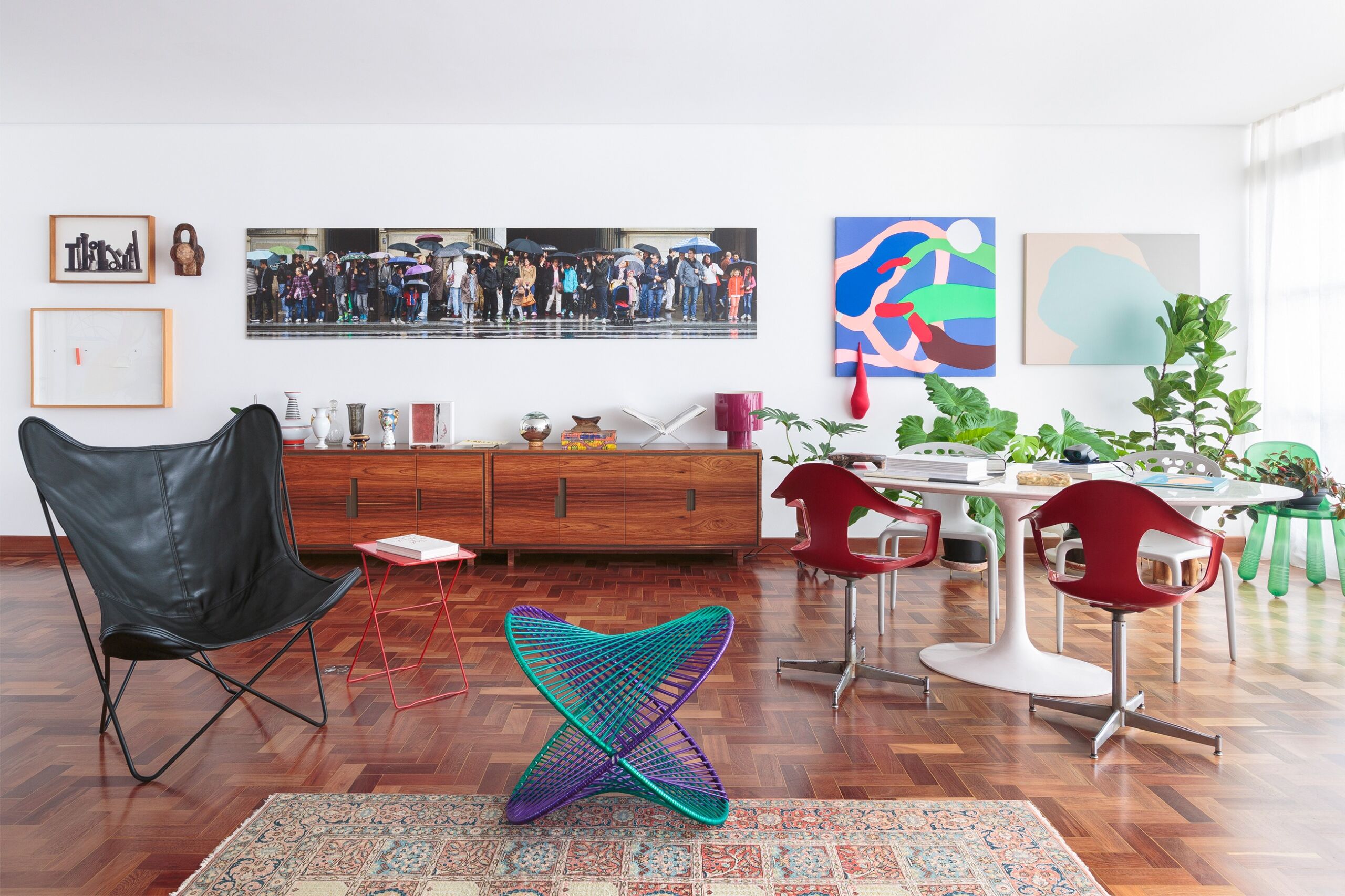 sala-com-obras-arte-e-cadeiras-coloridas