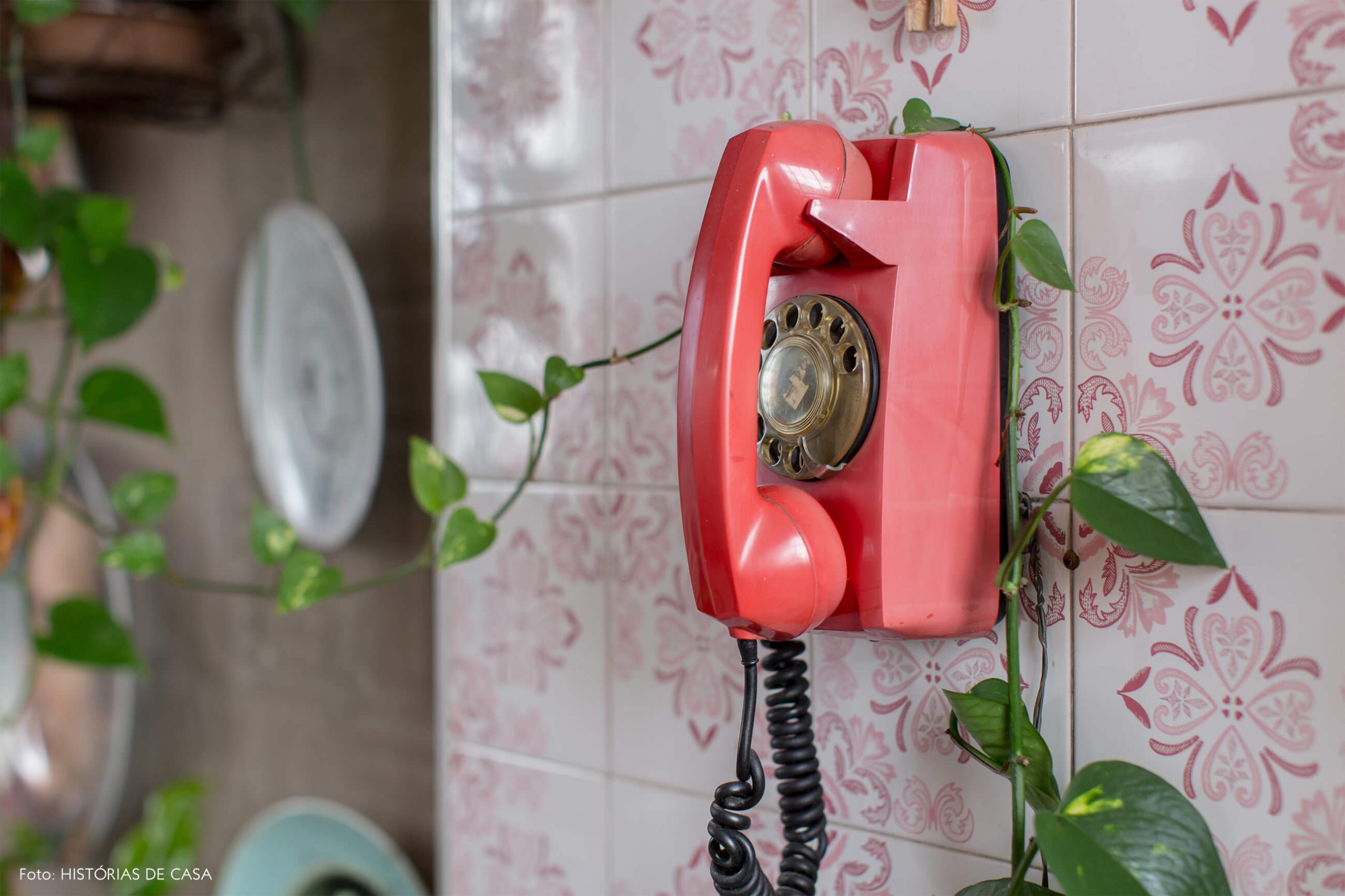 cozinha-com-azulejos-rosa-e-telefone-vermelho-na-parede
