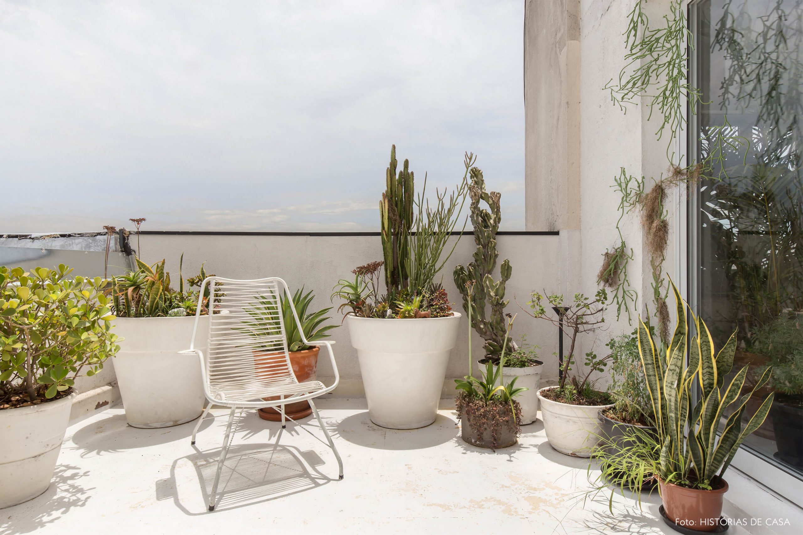 varanda-com-plantas-e-cadeira-branca