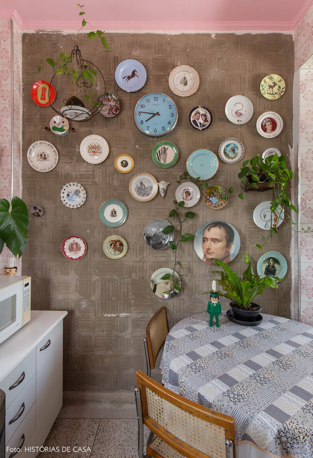 cozinha-com-azulejos-rosa-e-pratos-decorativos