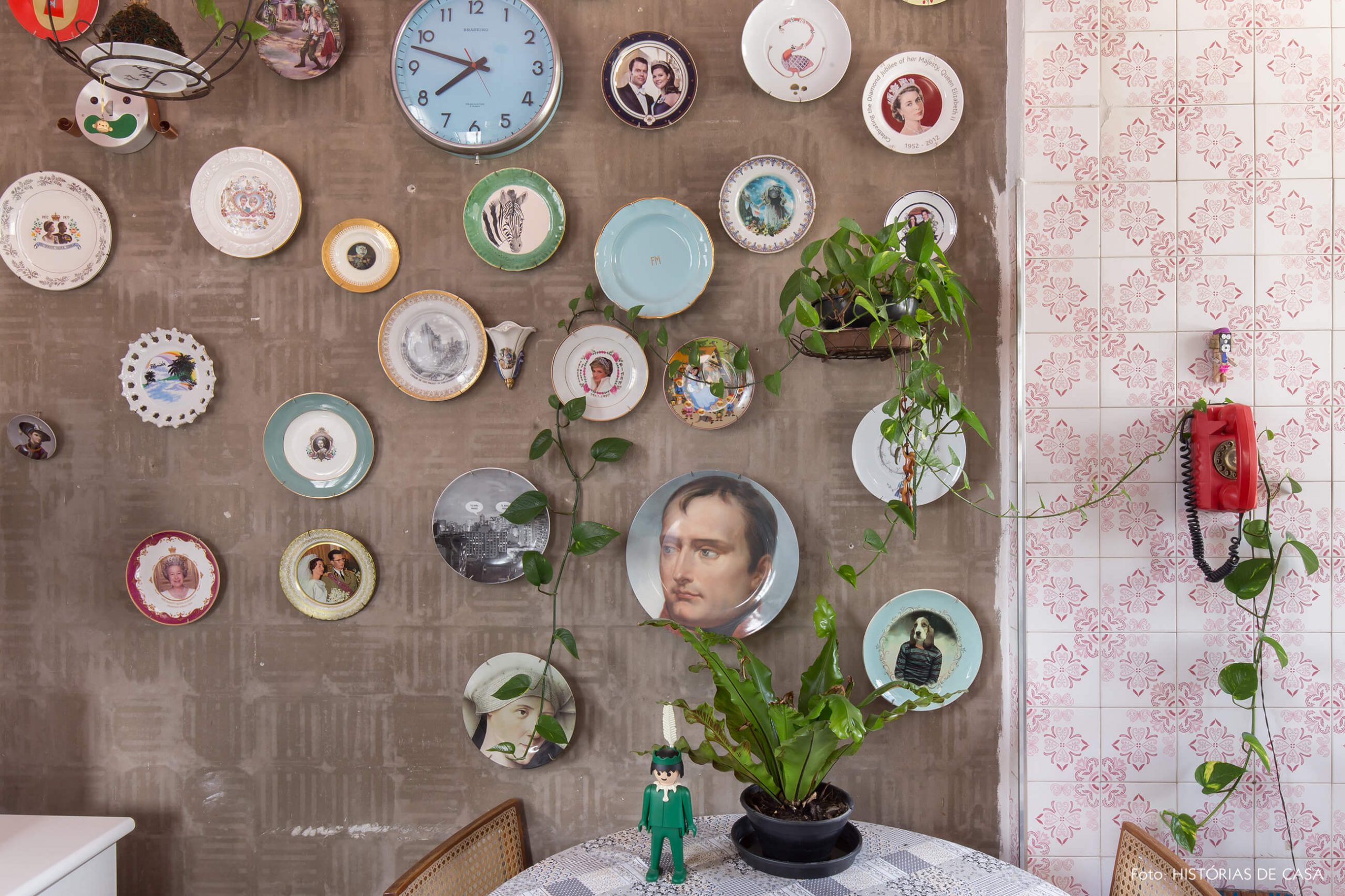 cozinha-com-azulejos-e-pratos-decorativos-na-parede